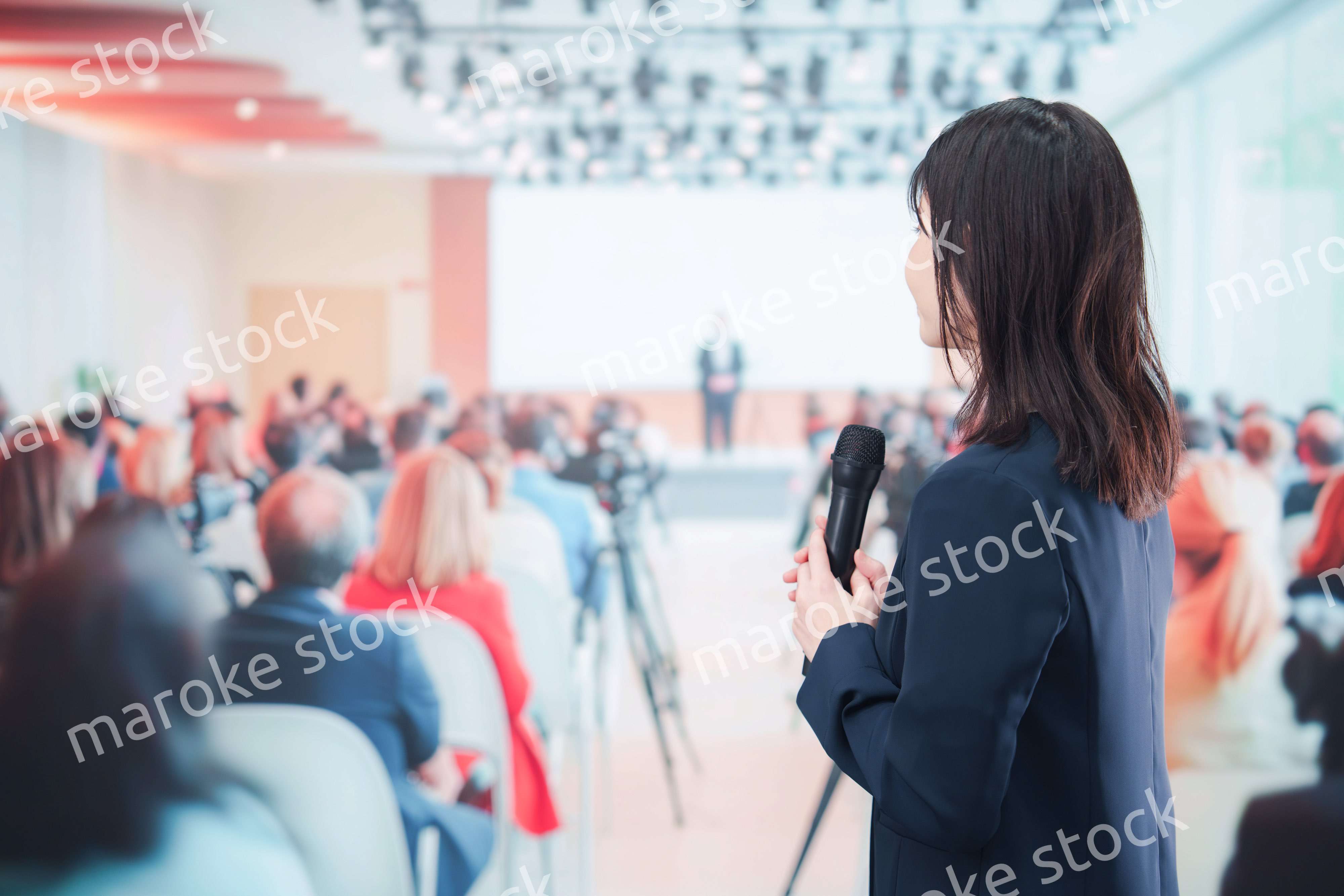 記者会見で質問をする女性の記者