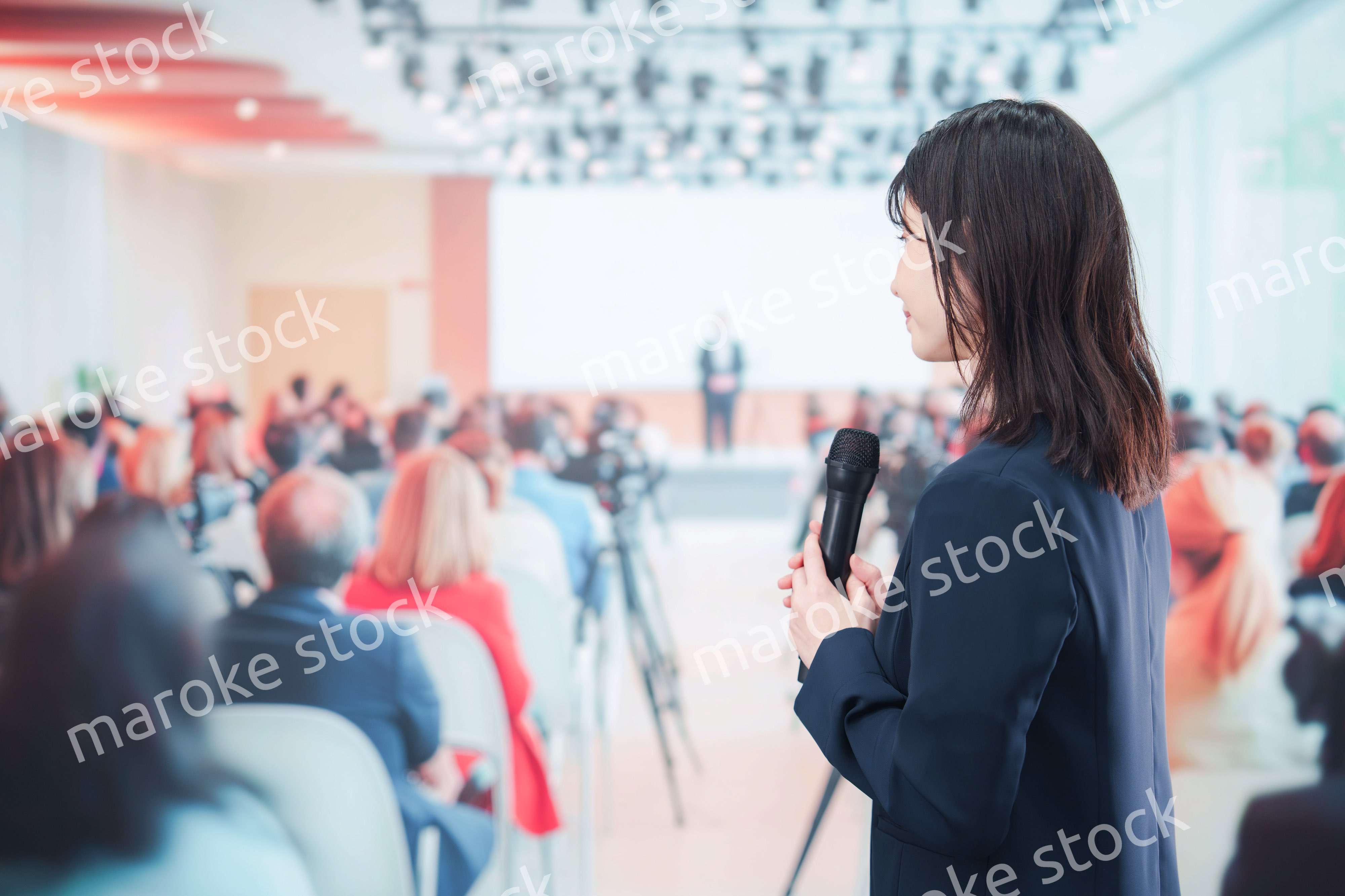 記者会見で質問をする女性の記者