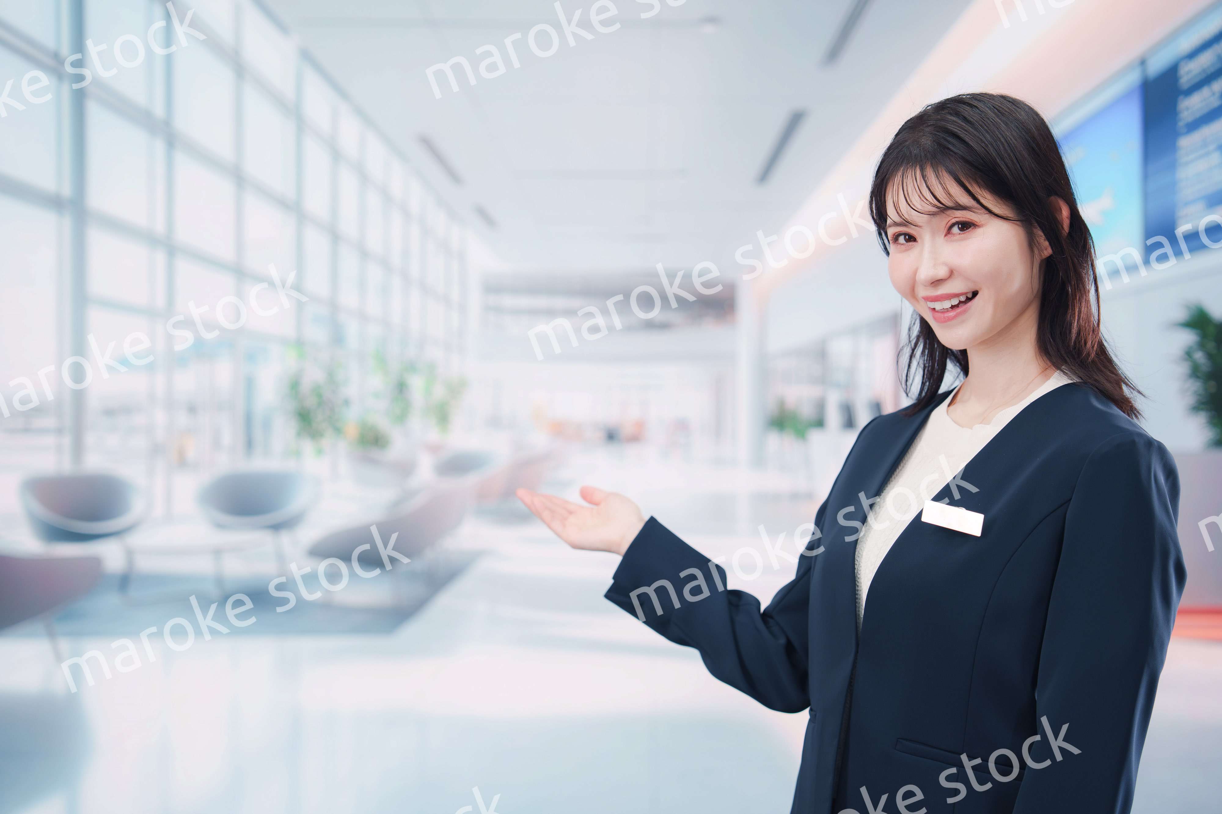 オフィスの受付で働く受付嬢