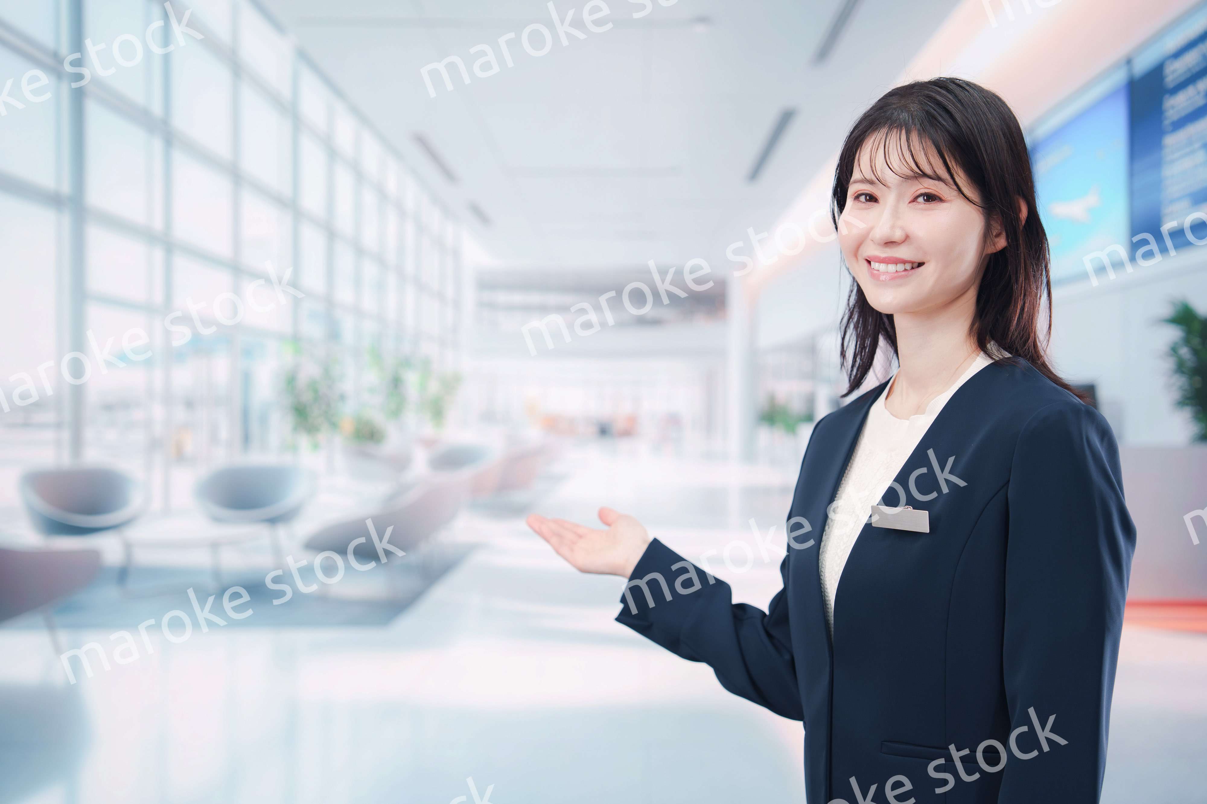 オフィスの受付で働く受付嬢