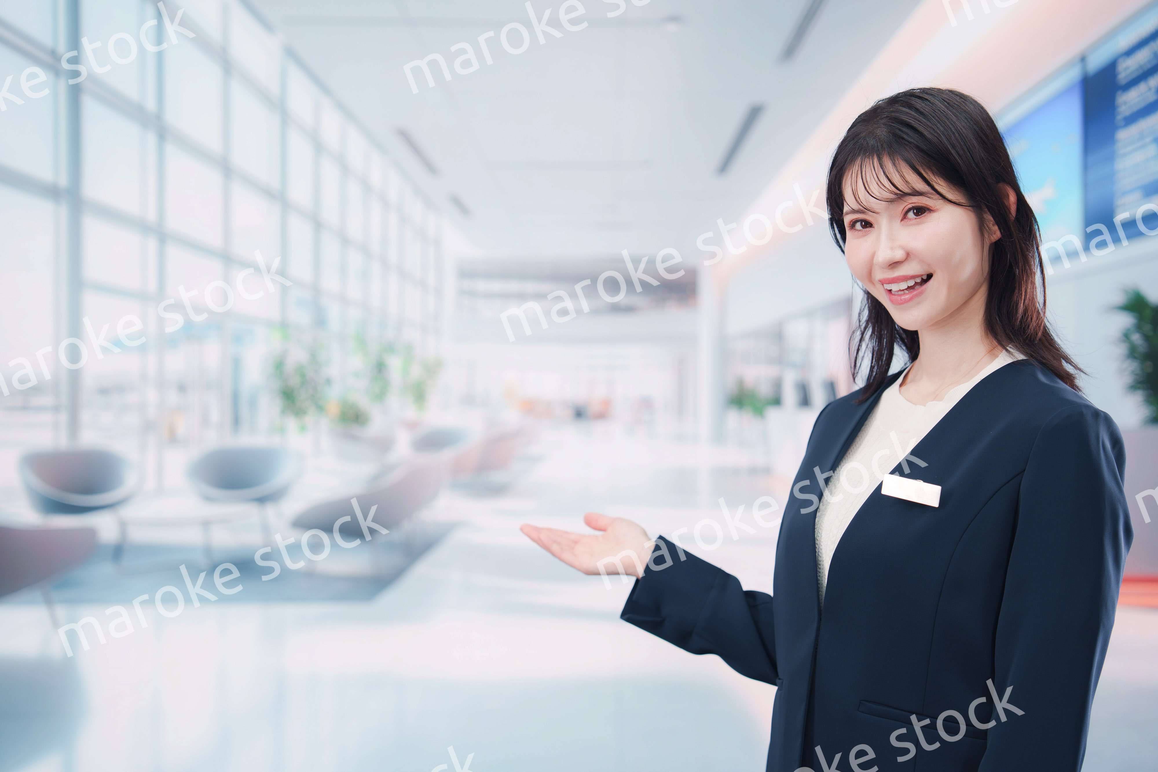 オフィスの受付で働く受付嬢