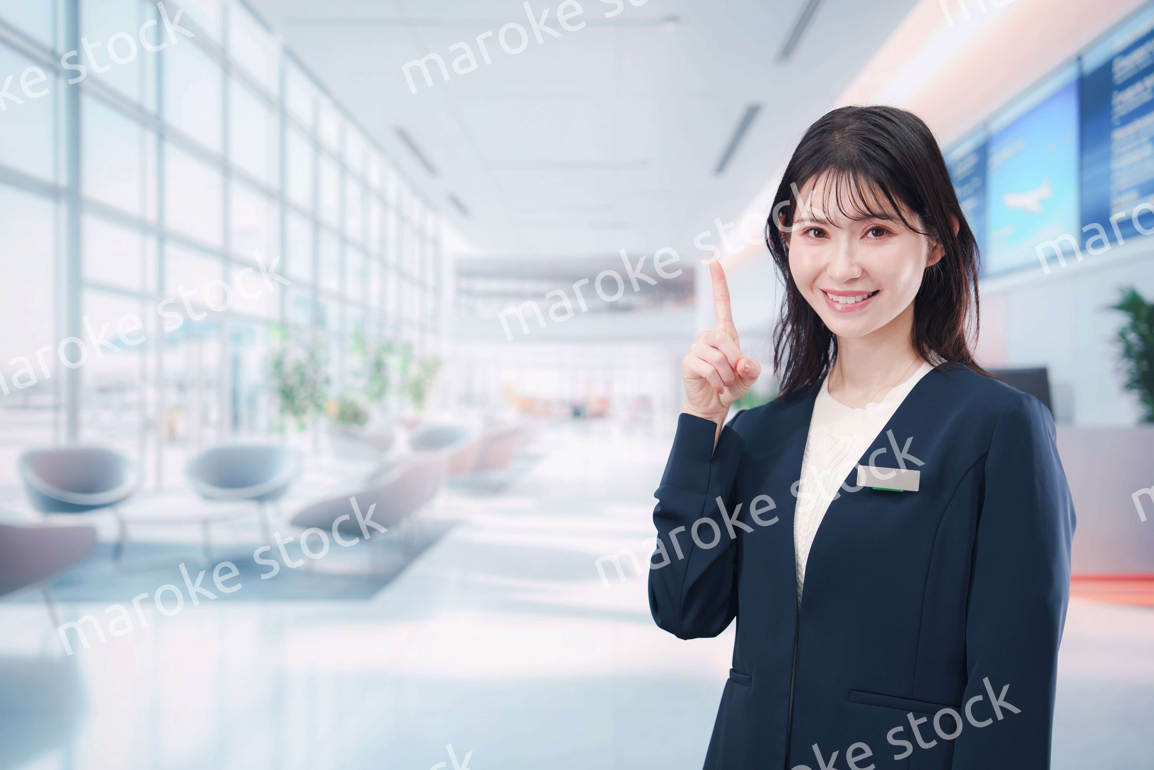 オフィスの受付で働く受付嬢