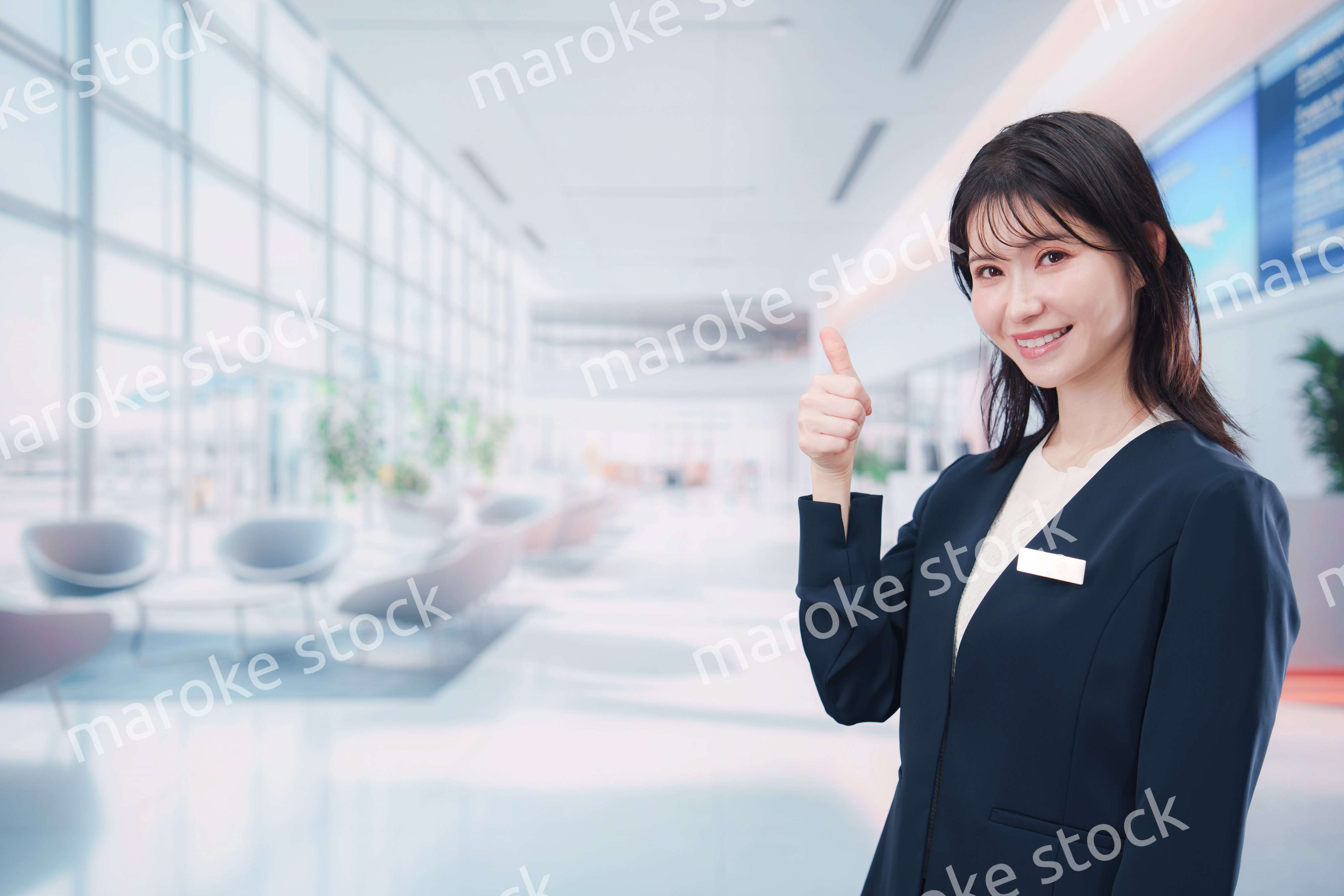 オフィスの受付で働く受付嬢