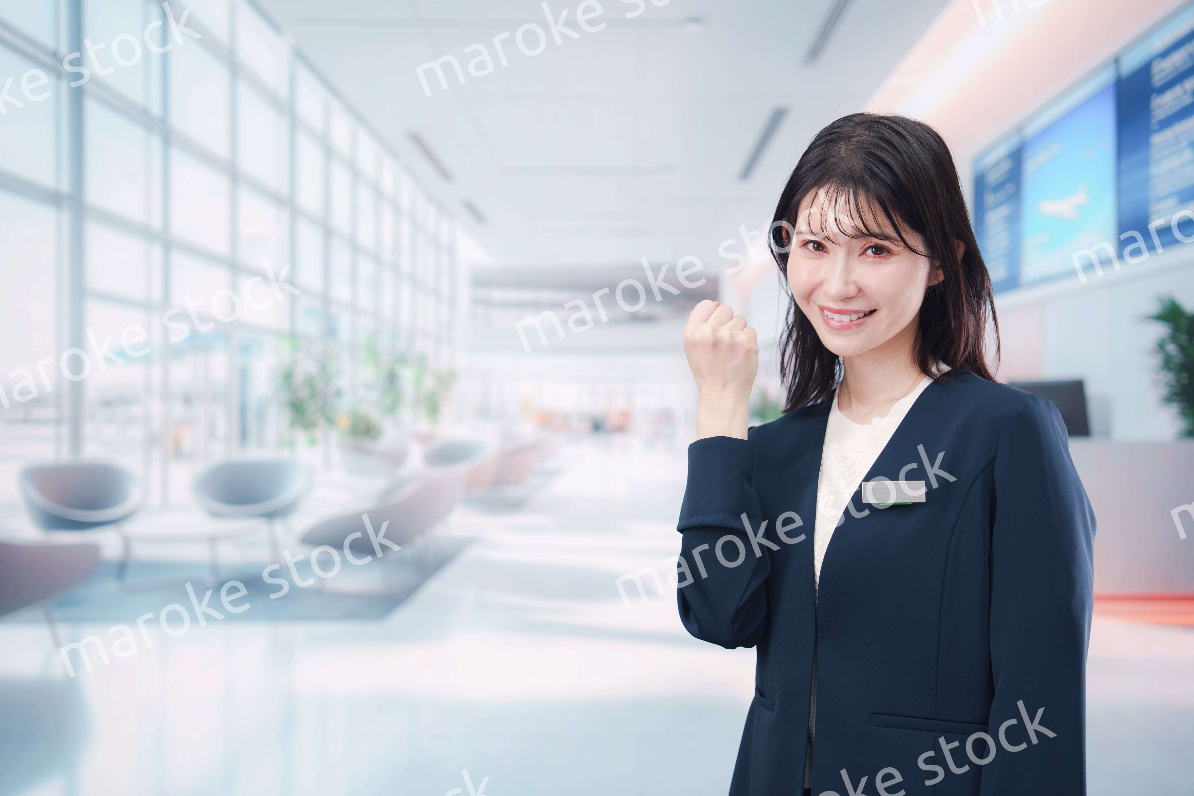 オフィスの受付で働く受付嬢