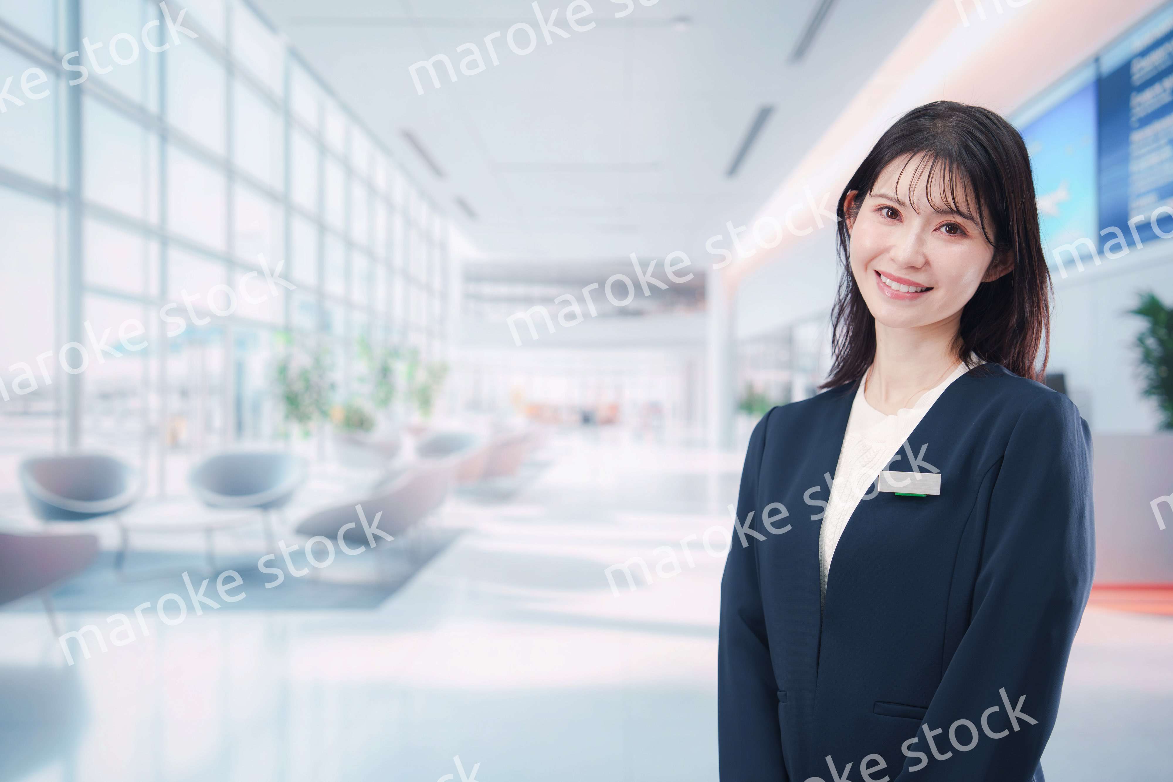 オフィスの受付で働く受付嬢