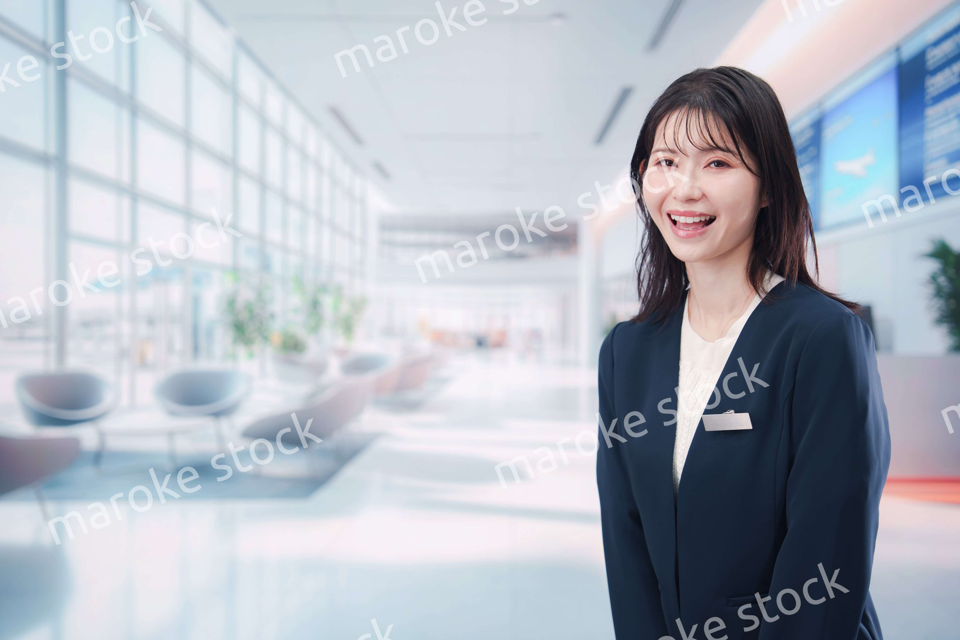 オフィスの受付で働く受付嬢