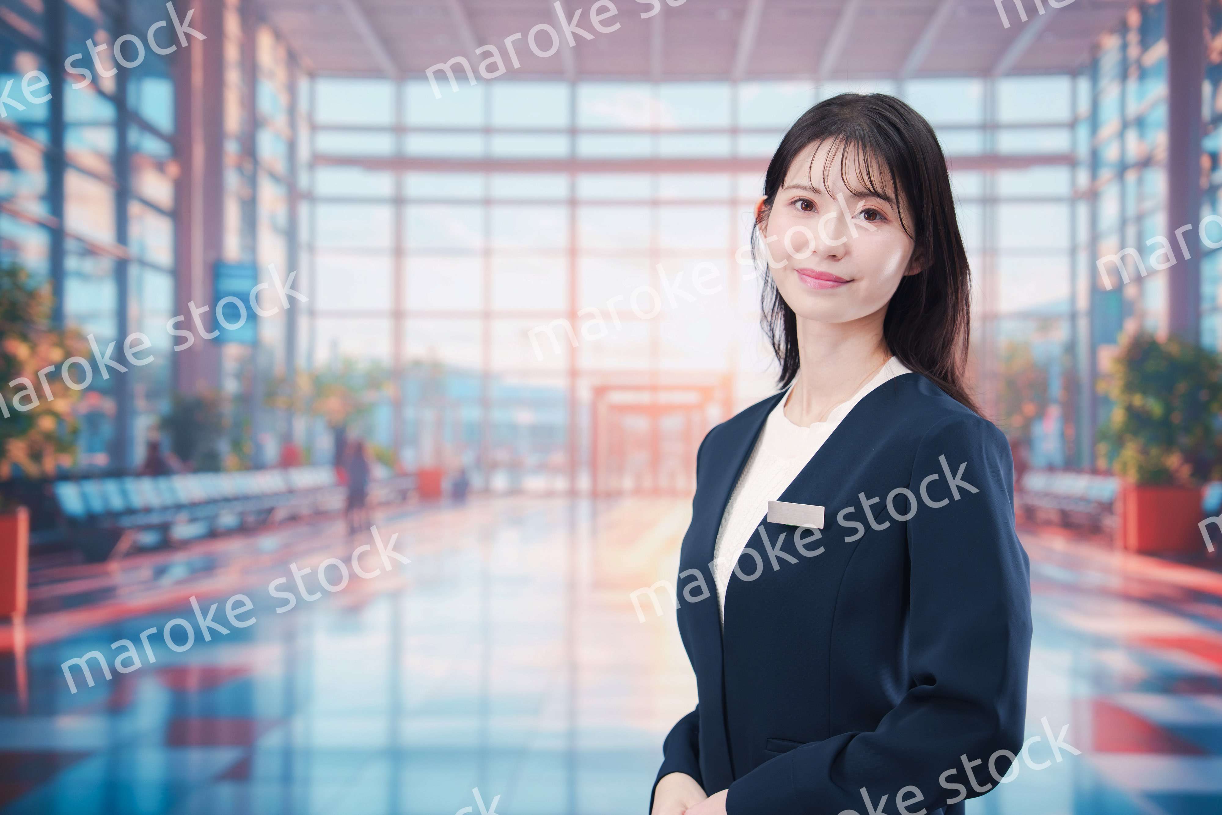 空港で接客をする若い女性スタッフ