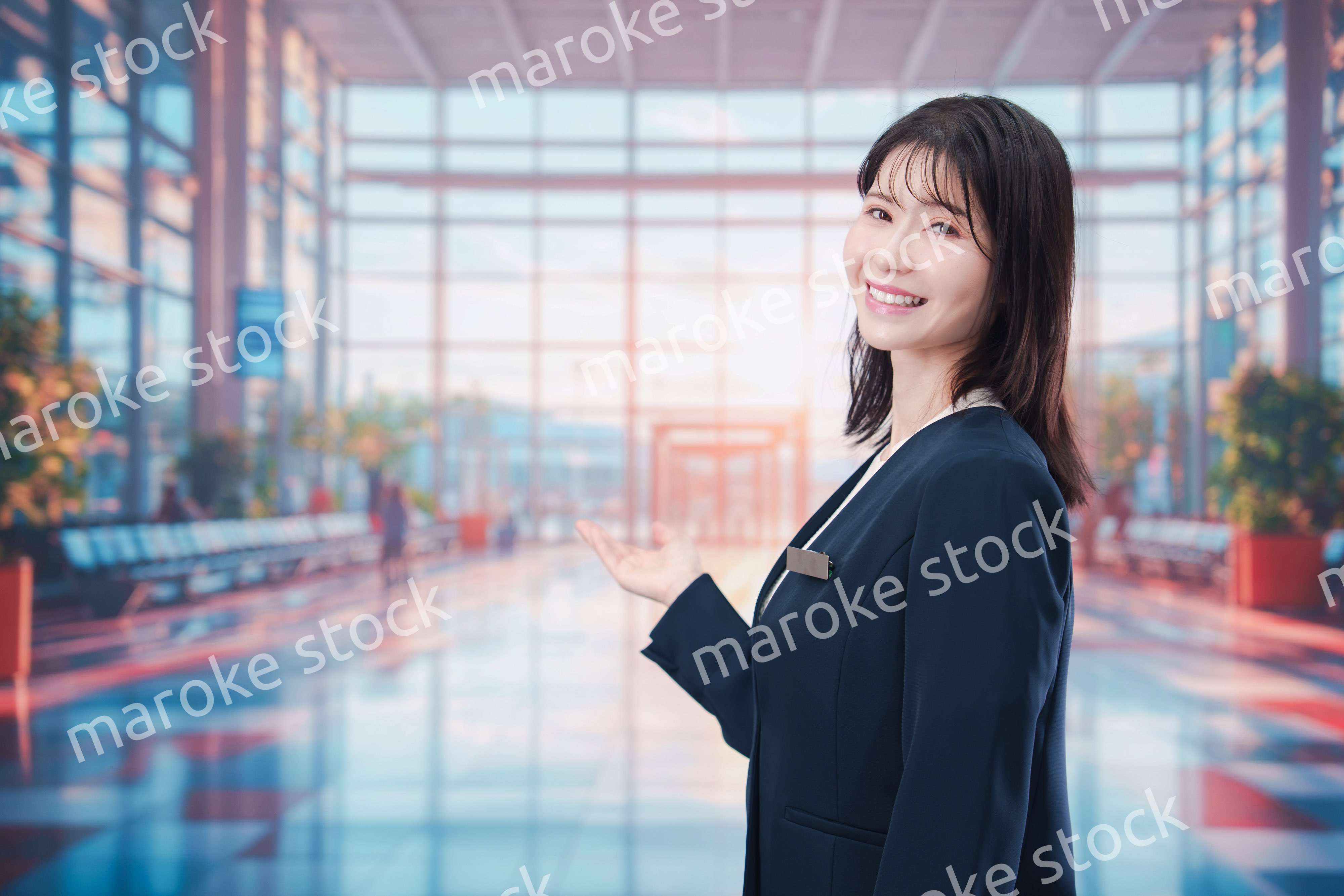 空港で接客をする若い女性スタッフ