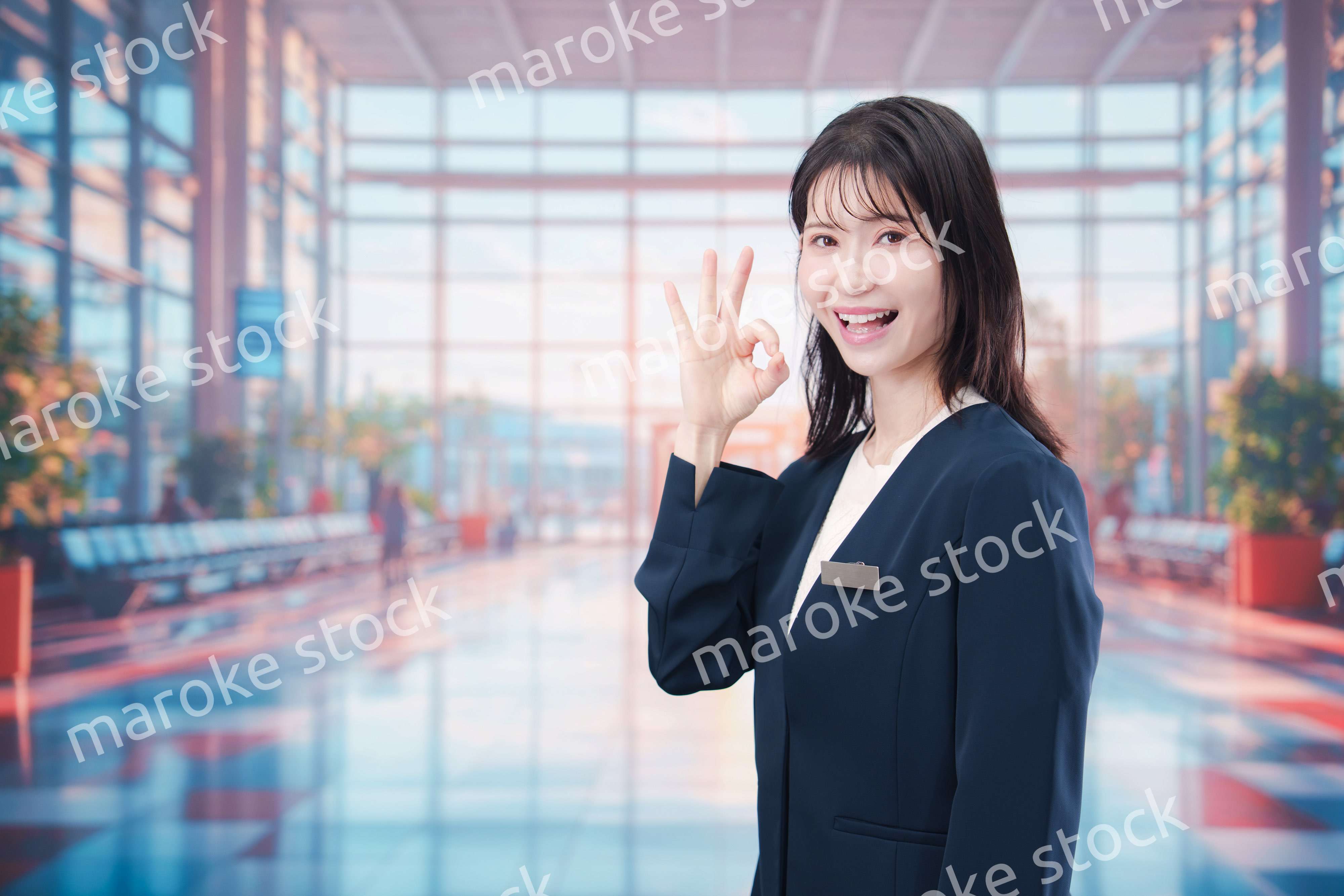 空港で接客をする若い女性スタッフ