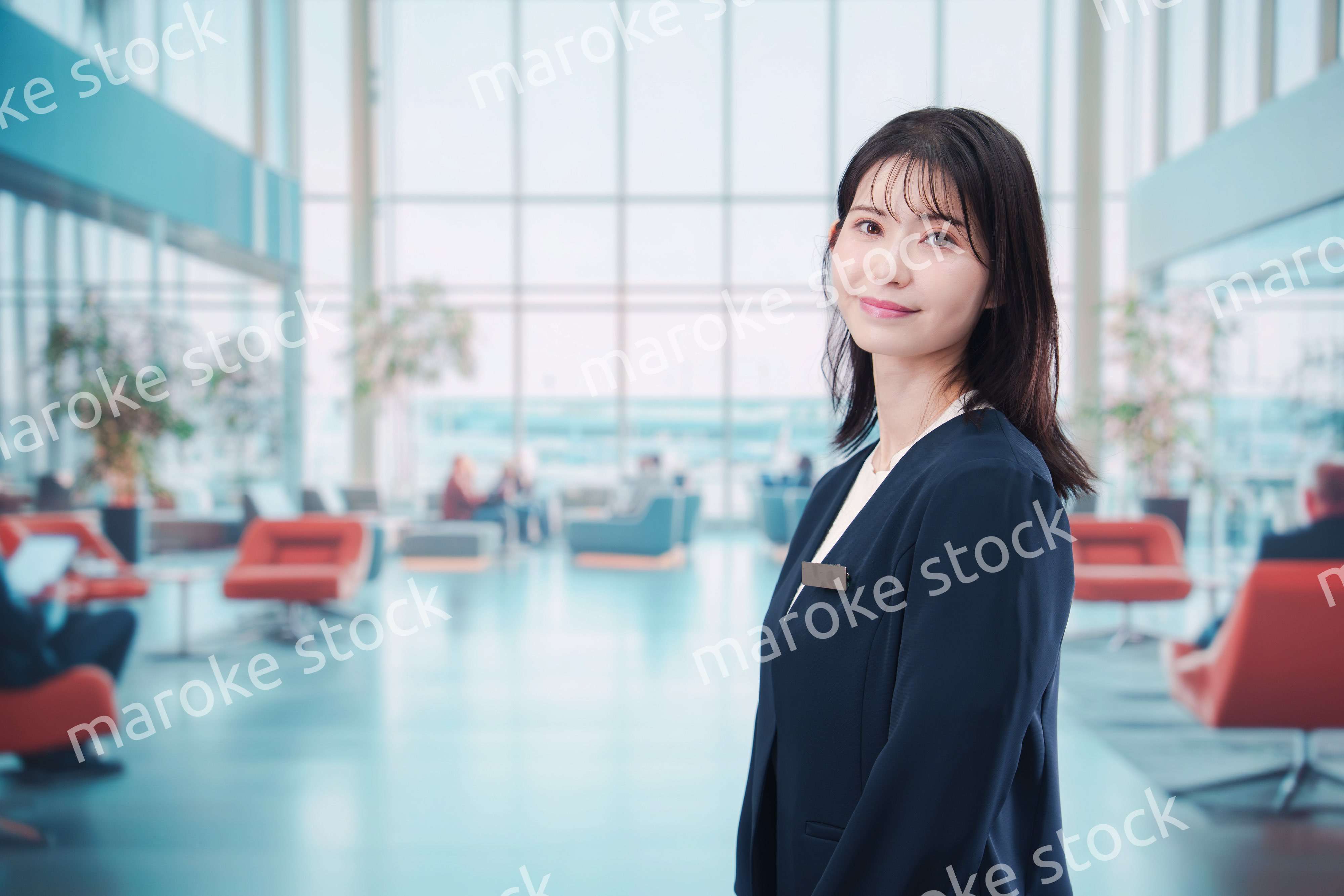 空港で接客をする若い女性スタッフ