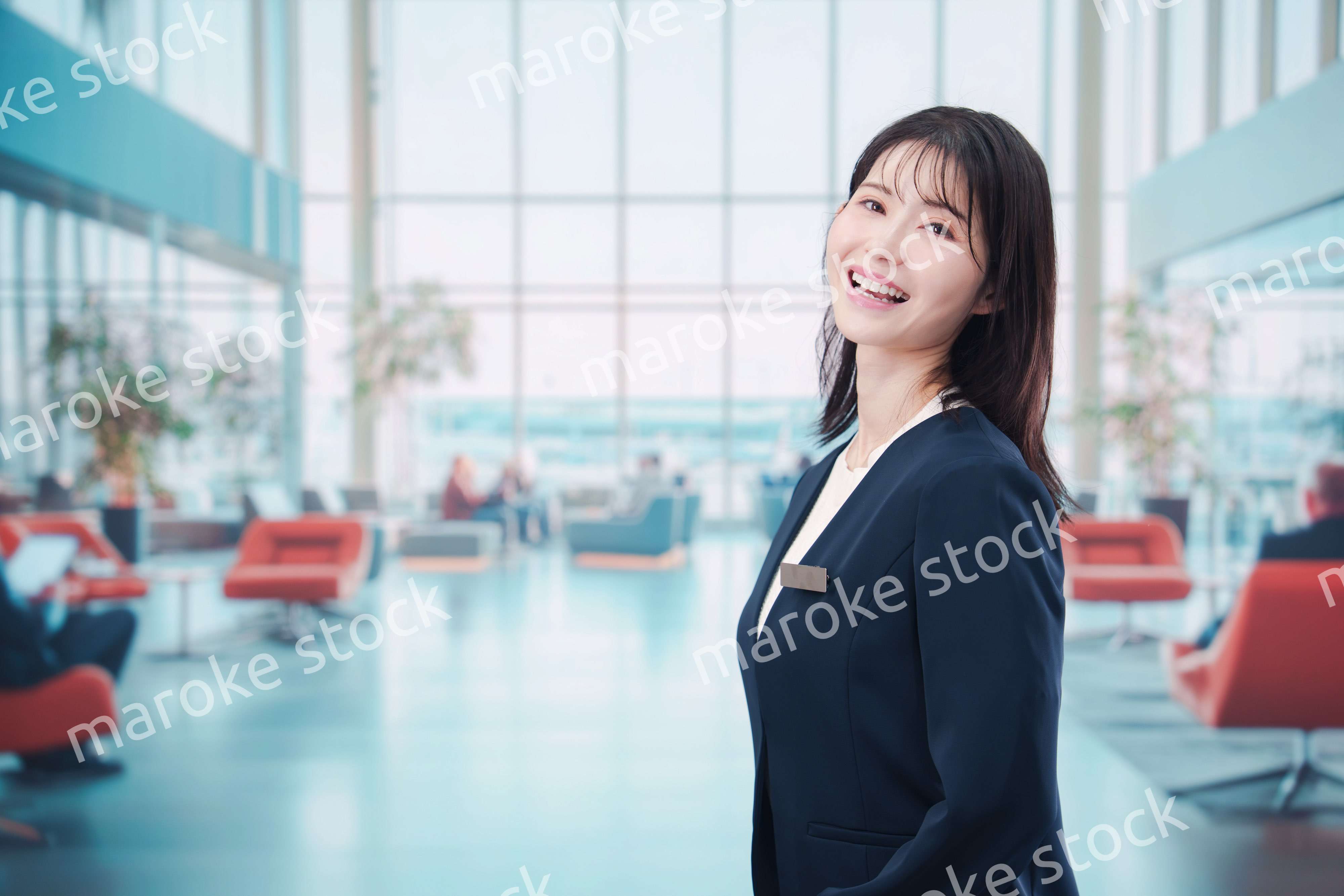 空港で接客をする若い女性スタッフ