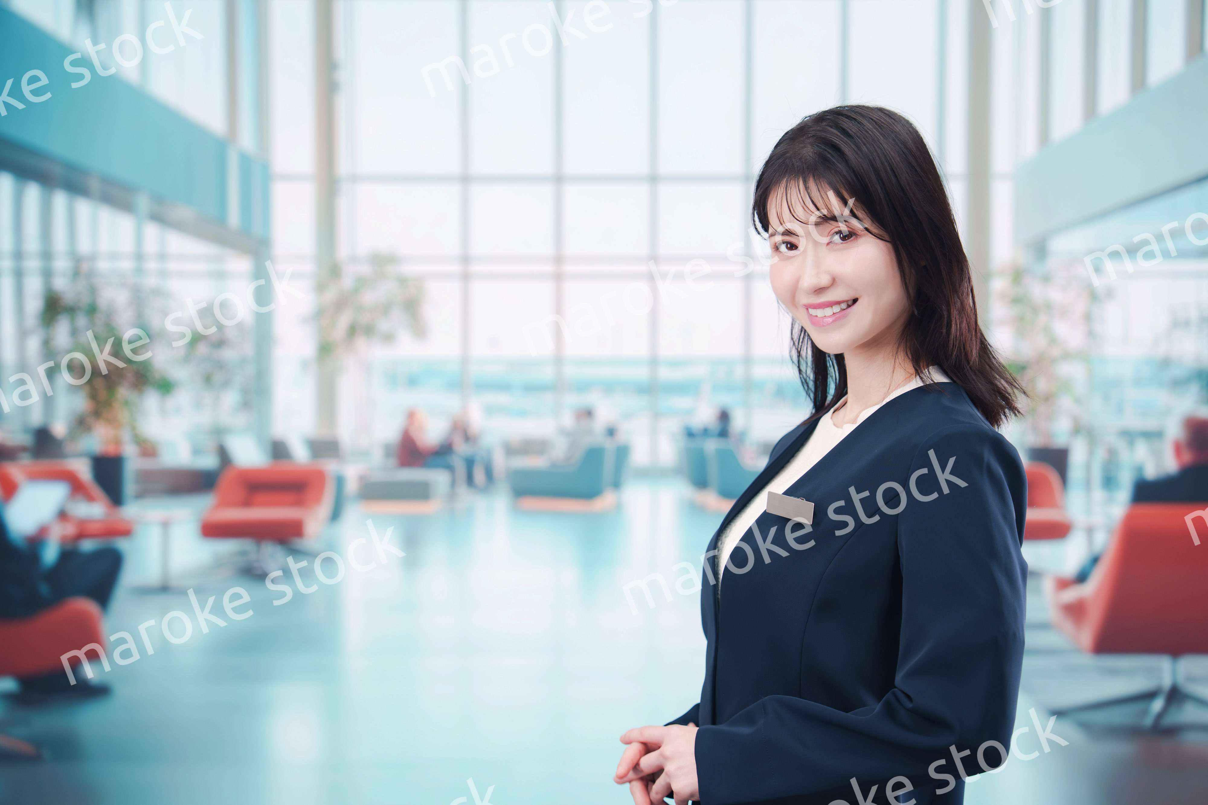 空港で接客をする若い女性スタッフ