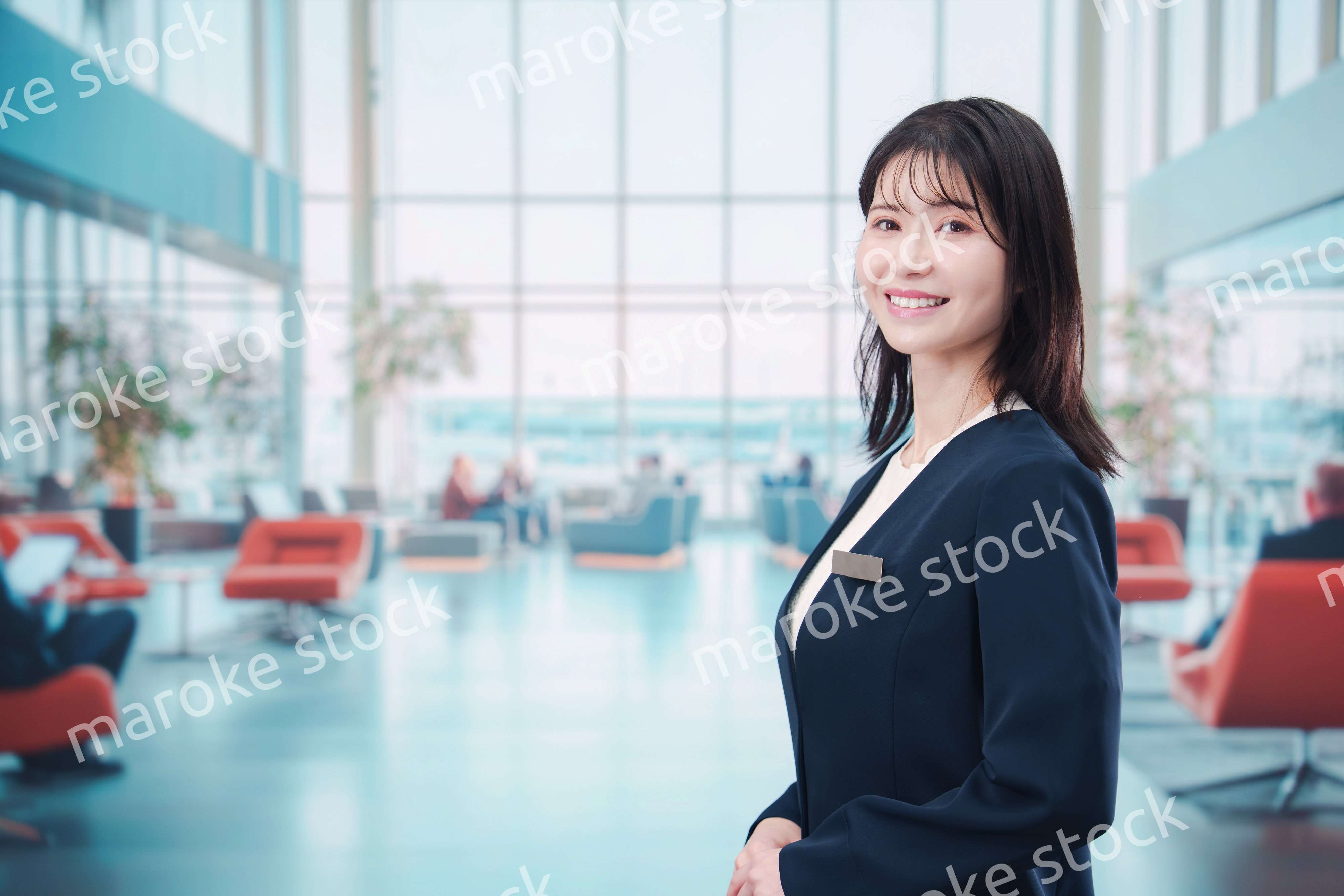 空港で接客をする若い女性スタッフ