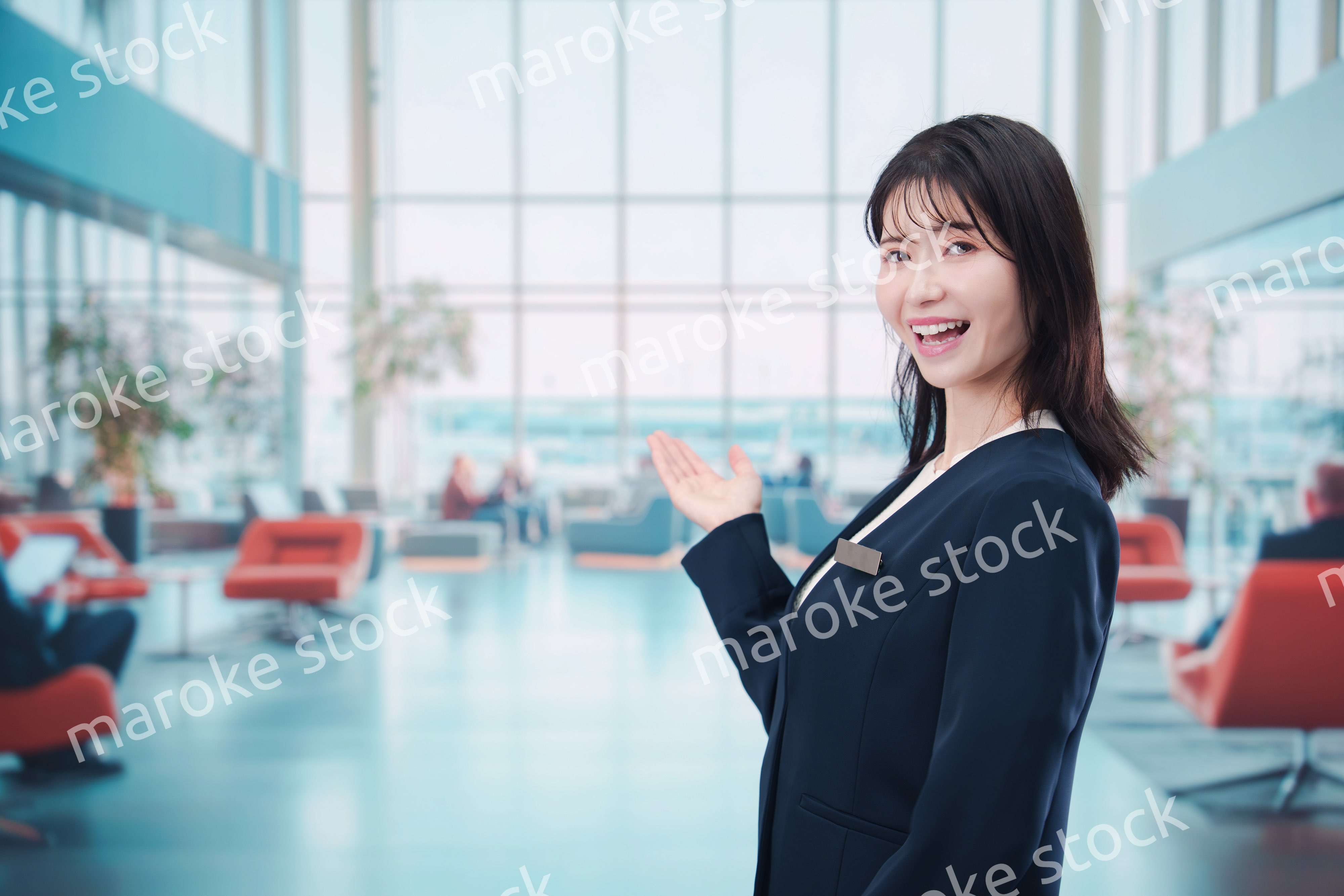 空港で接客をする若い女性スタッフ
