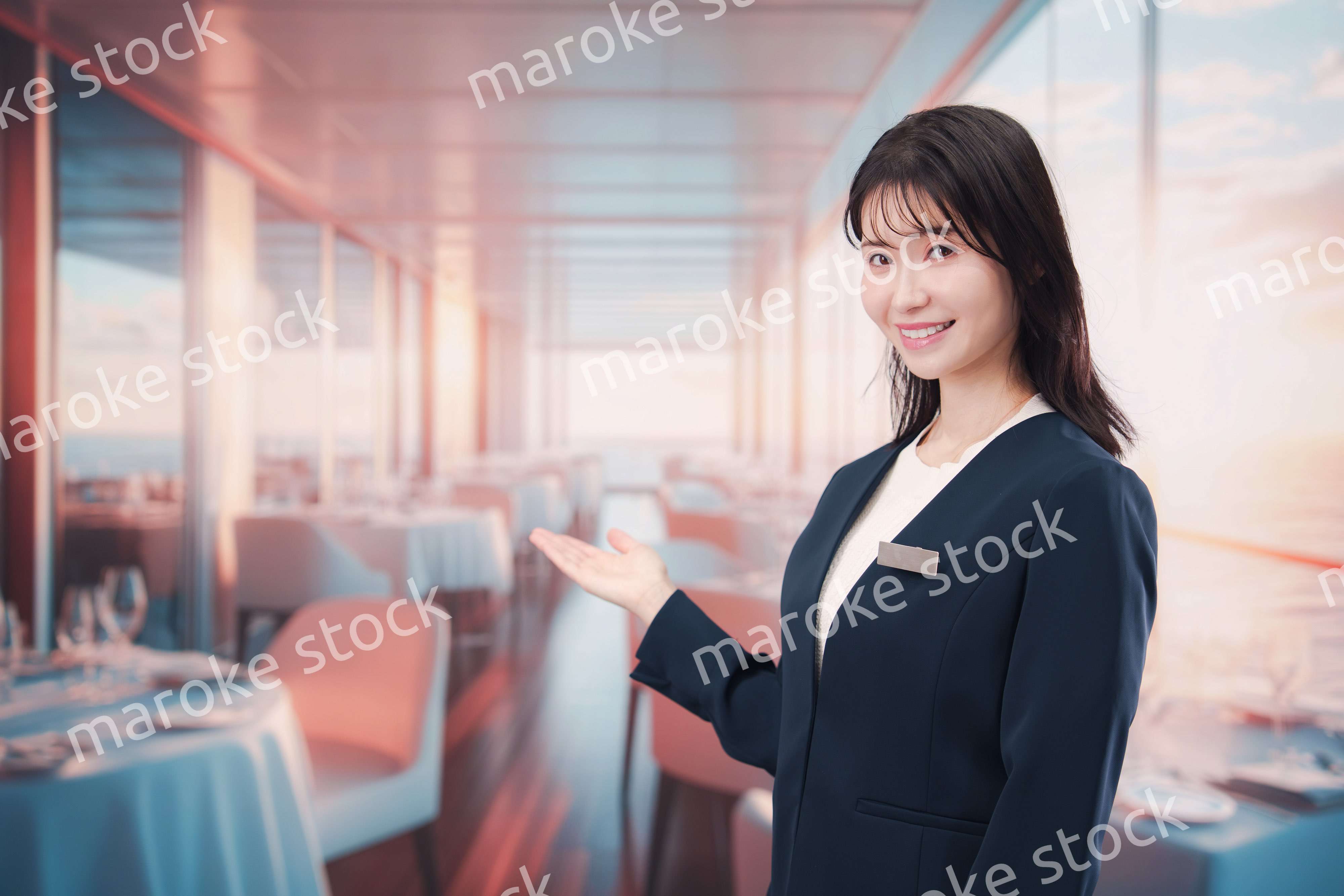 クルーズ船の船内で働く若い女性のクルー