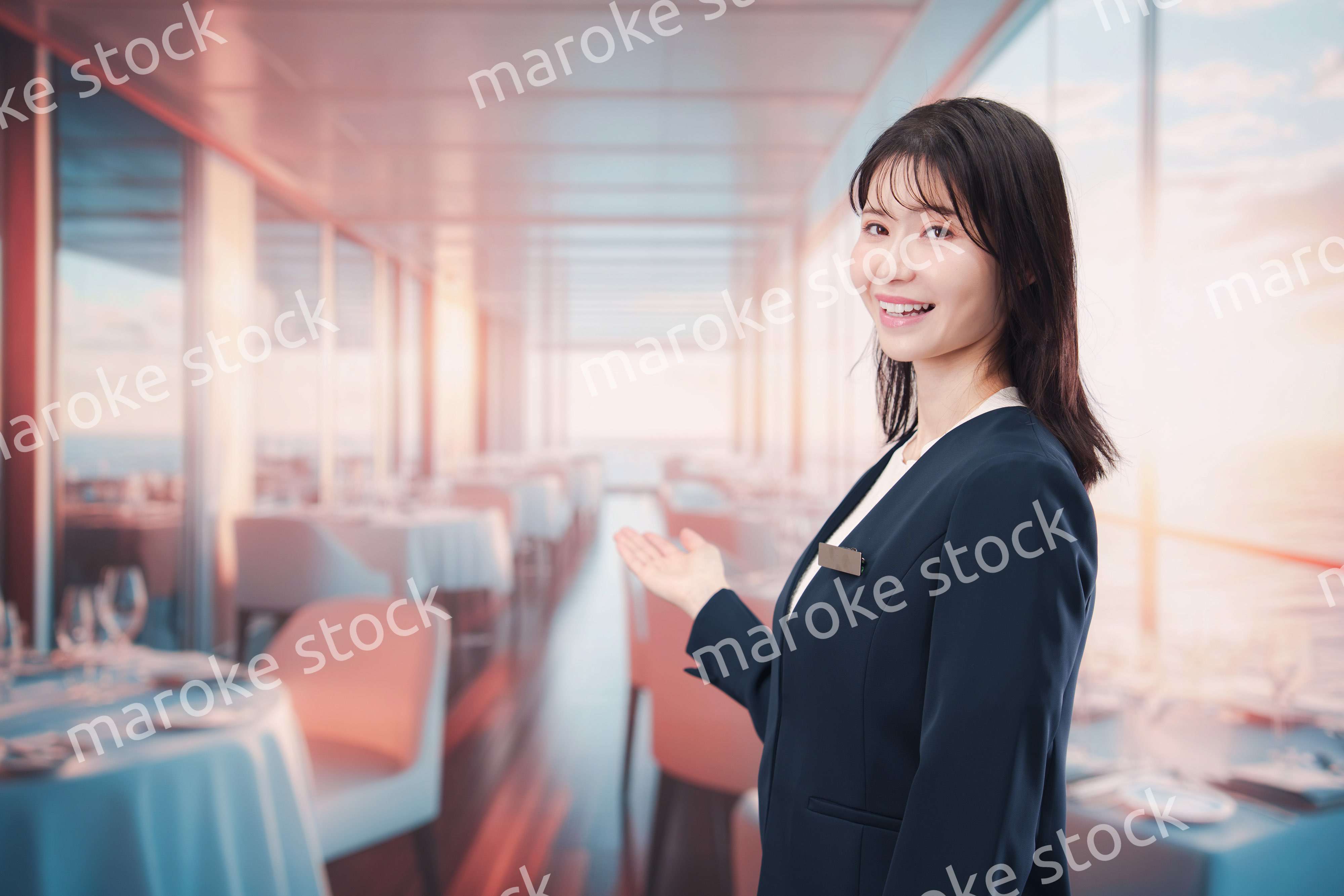 クルーズ船の船内で働く若い女性のクルー