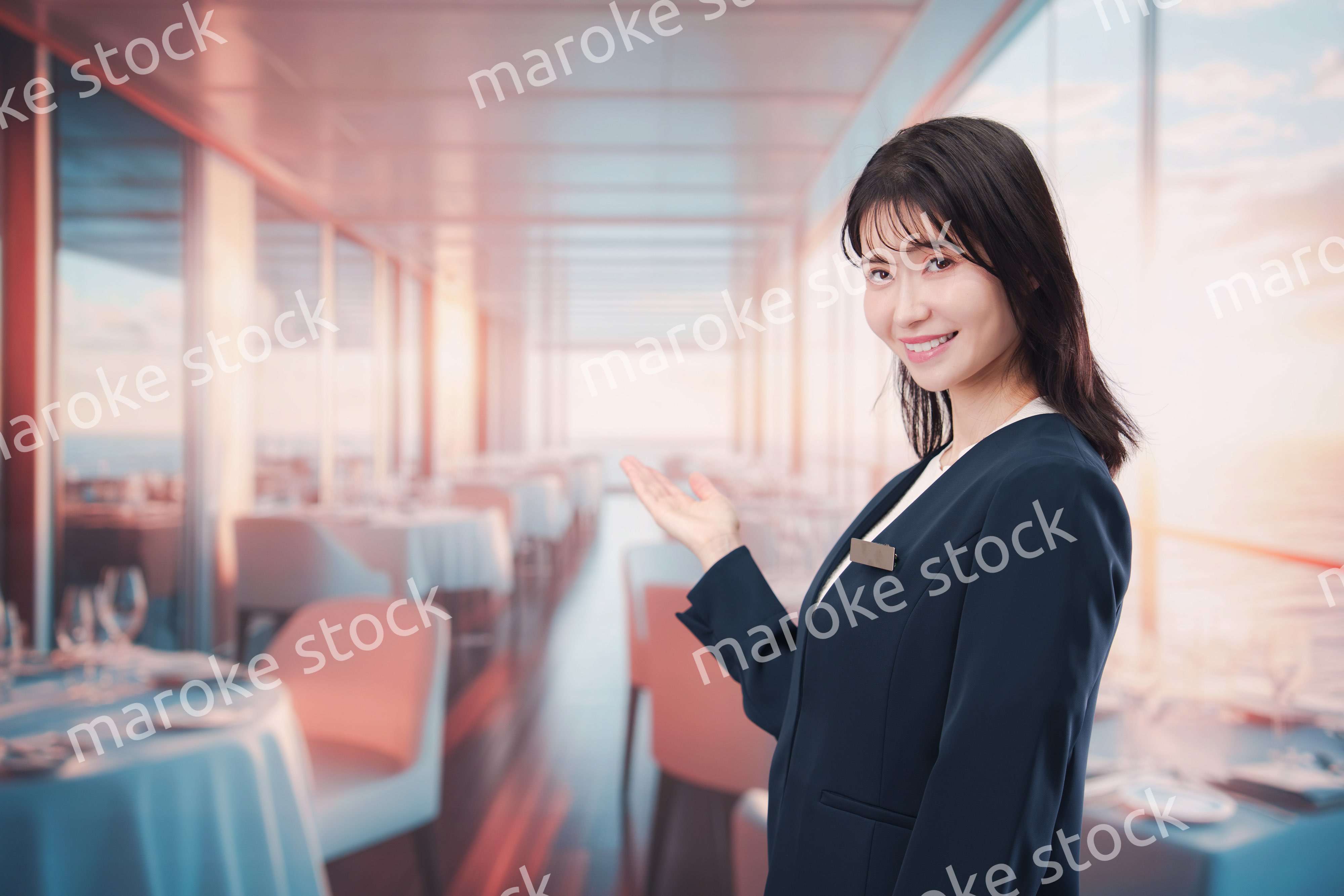 クルーズ船の船内で働く若い女性のクルー