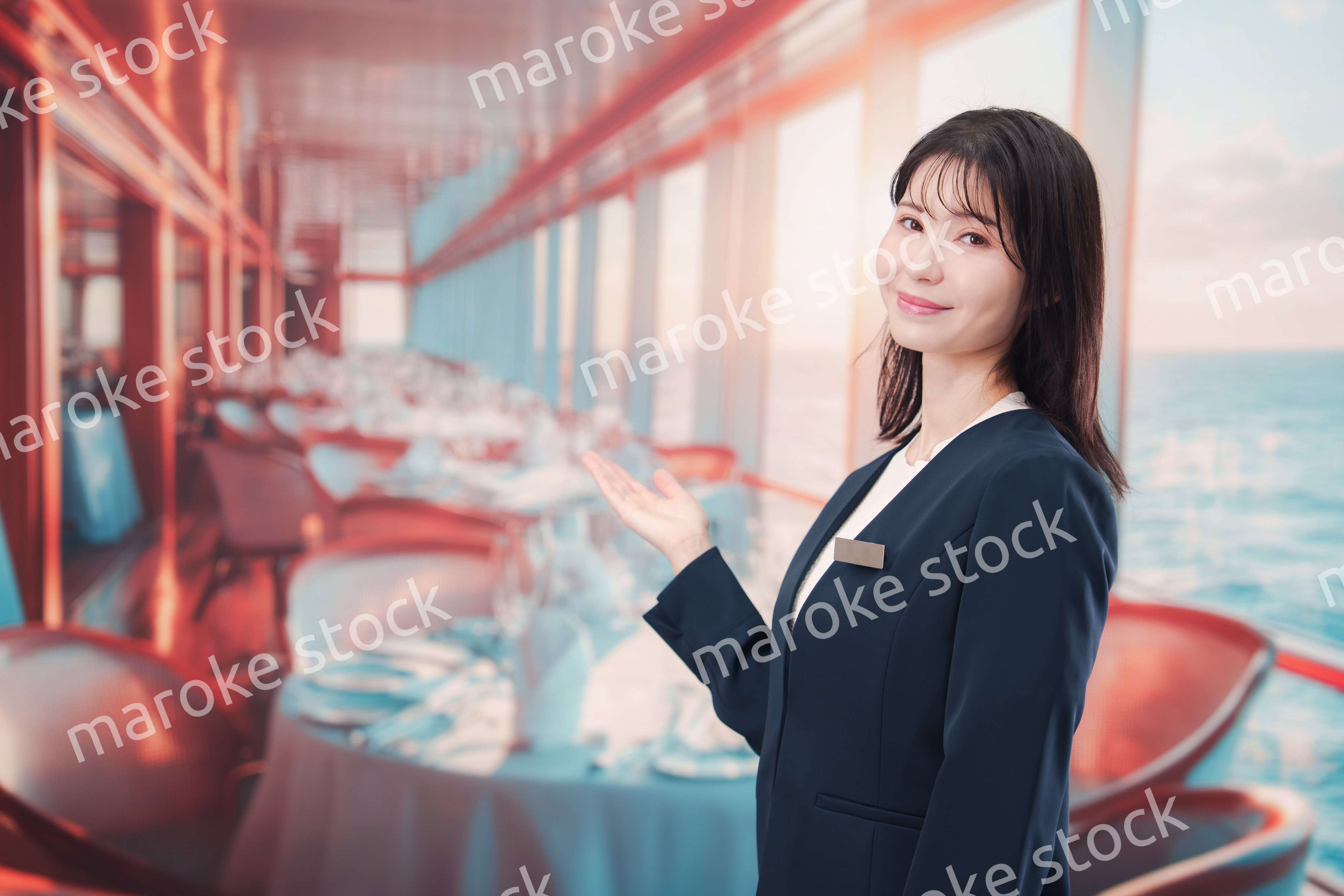 クルーズ船の船内で働く若い女性のクルー