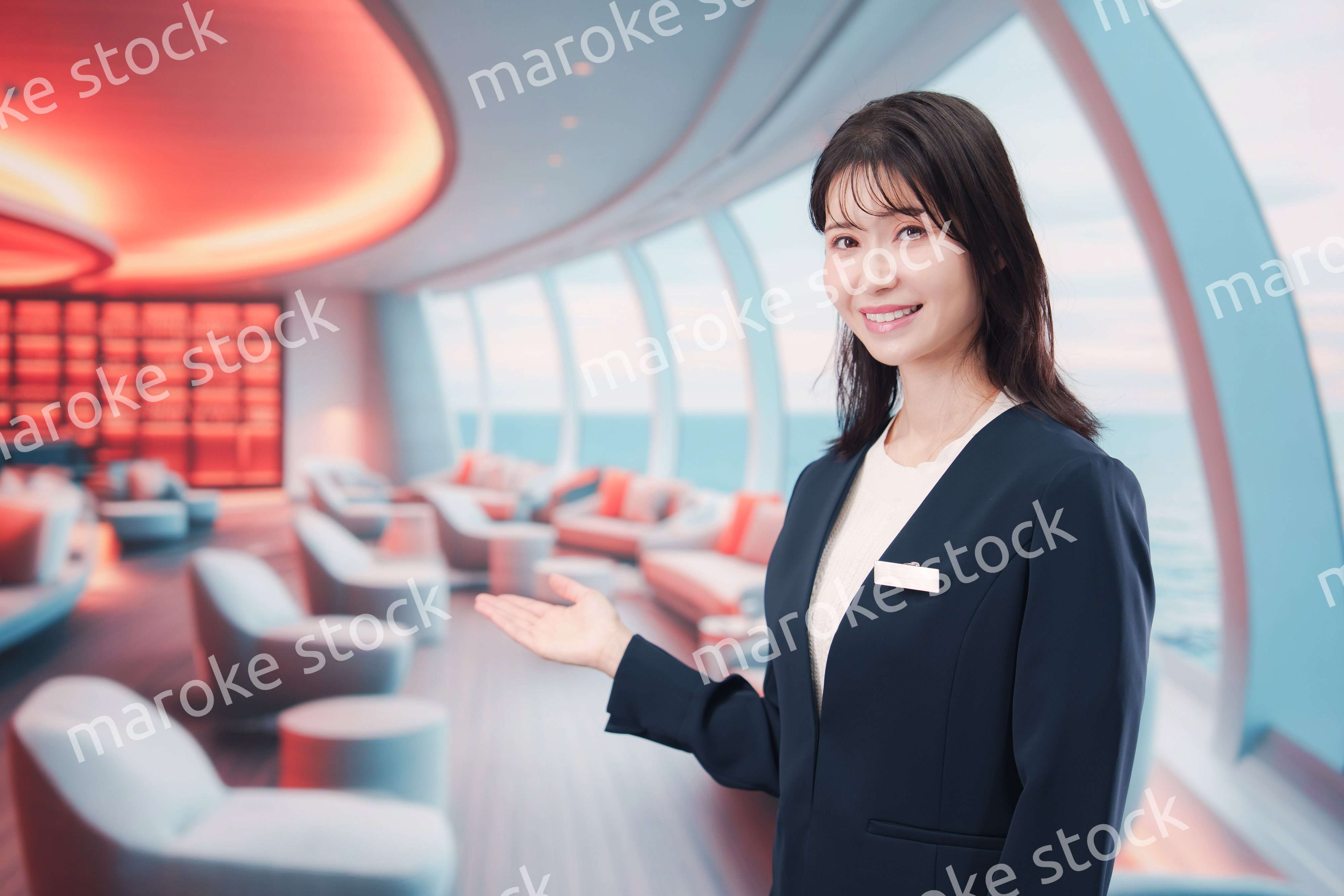 クルーズ船の船内で働く若い女性のクルー