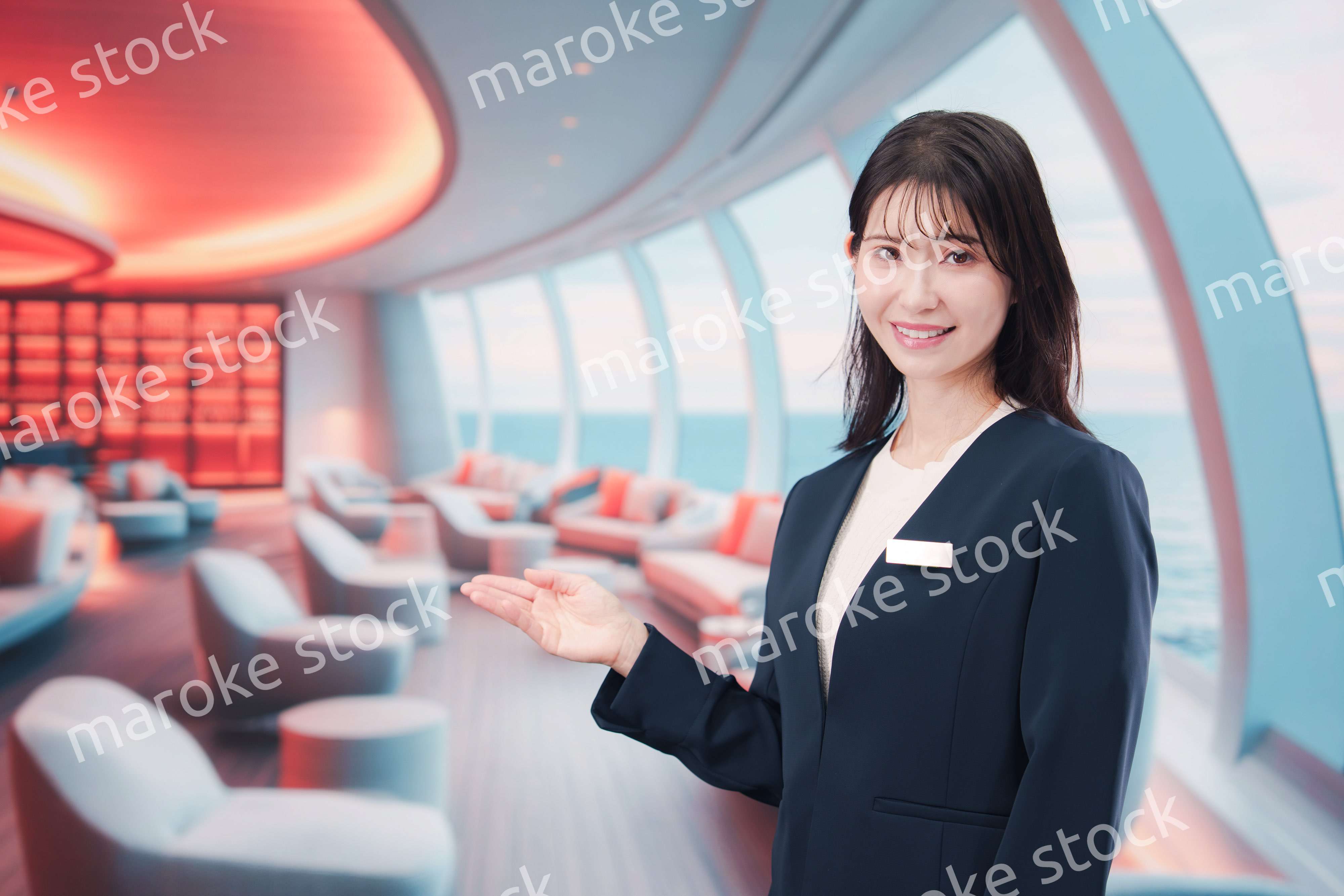 クルーズ船の船内で働く若い女性のクルー