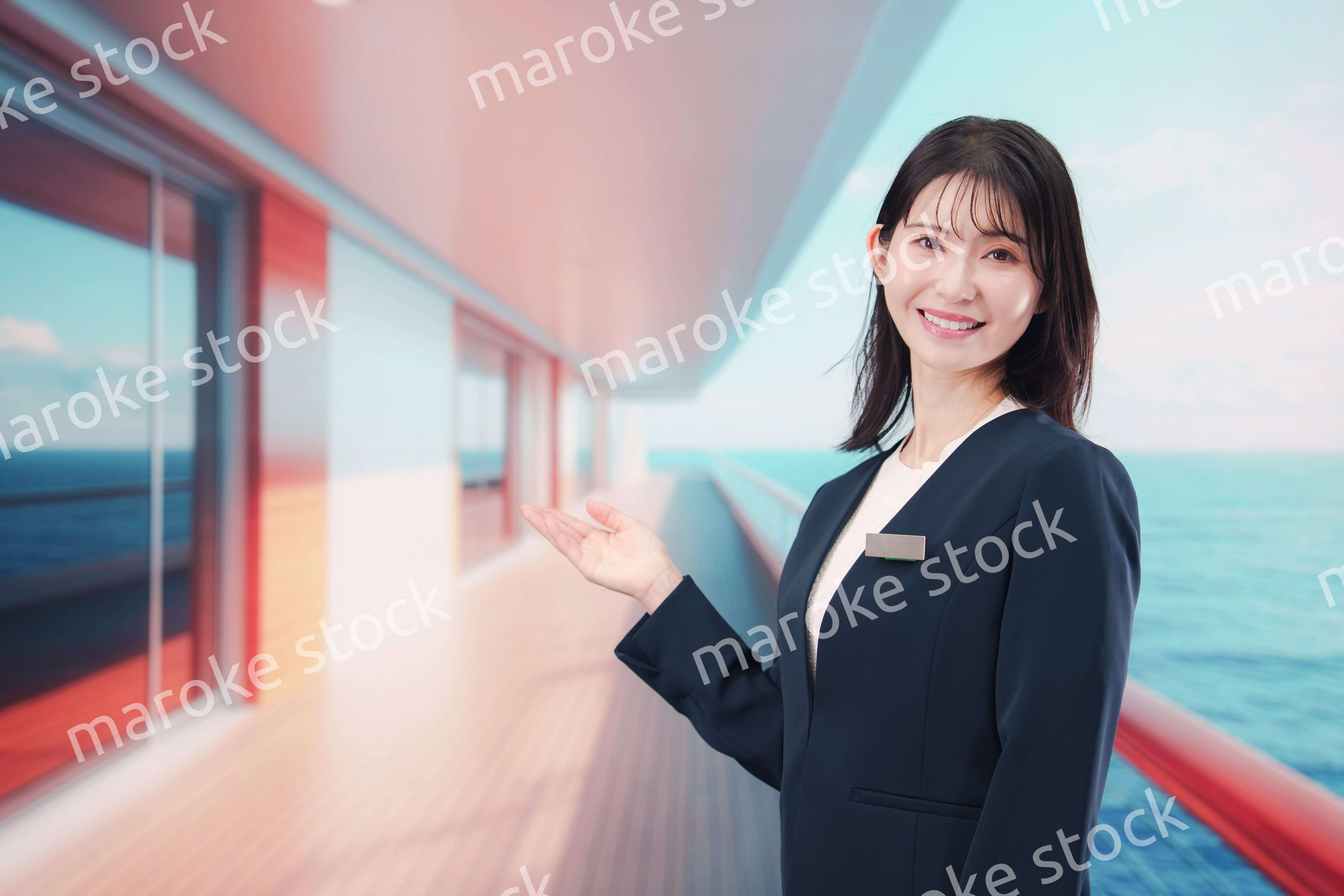 クルーズ船の船内で働く若い女性のクルー