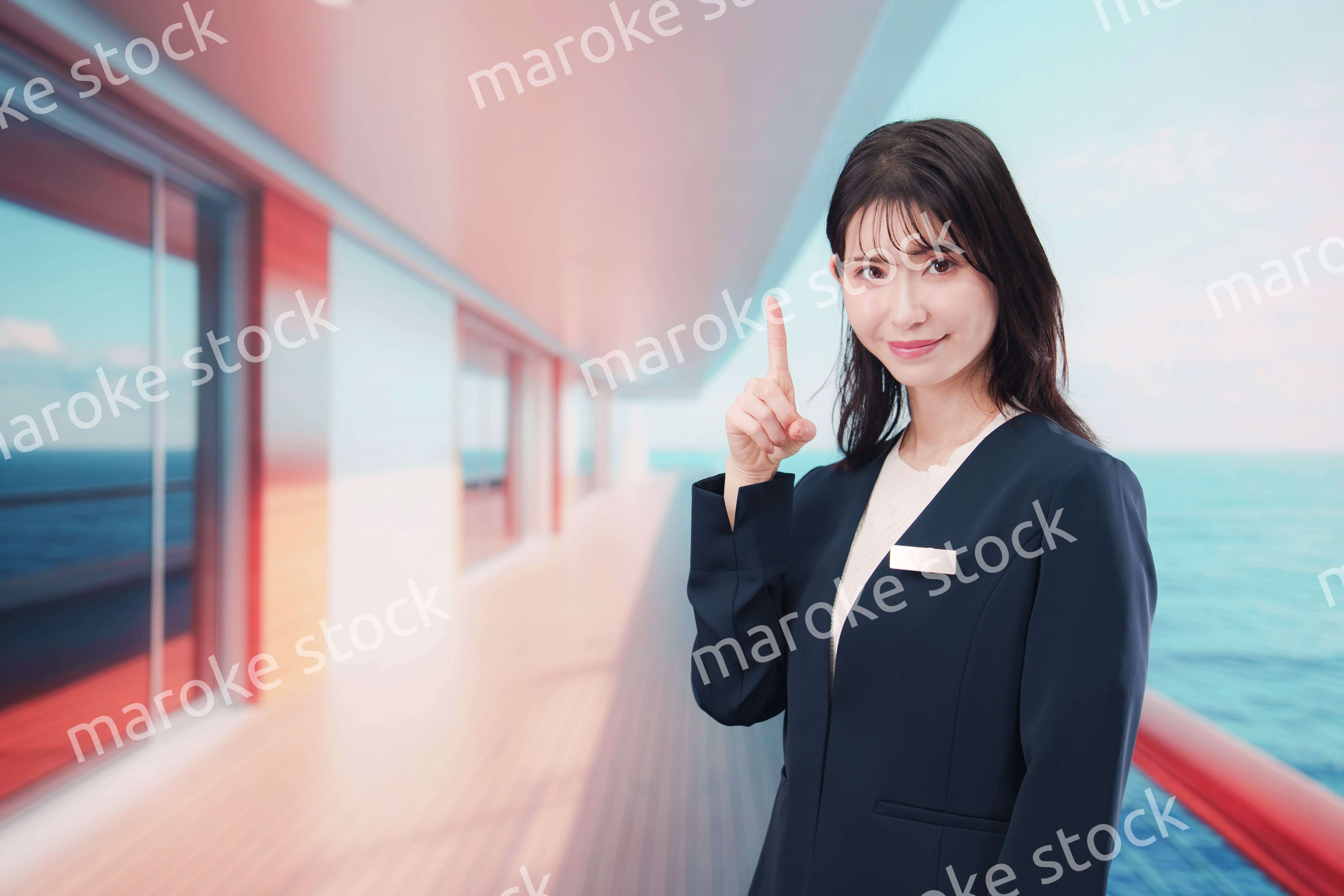 クルーズ船の船内で働く若い女性のクルー