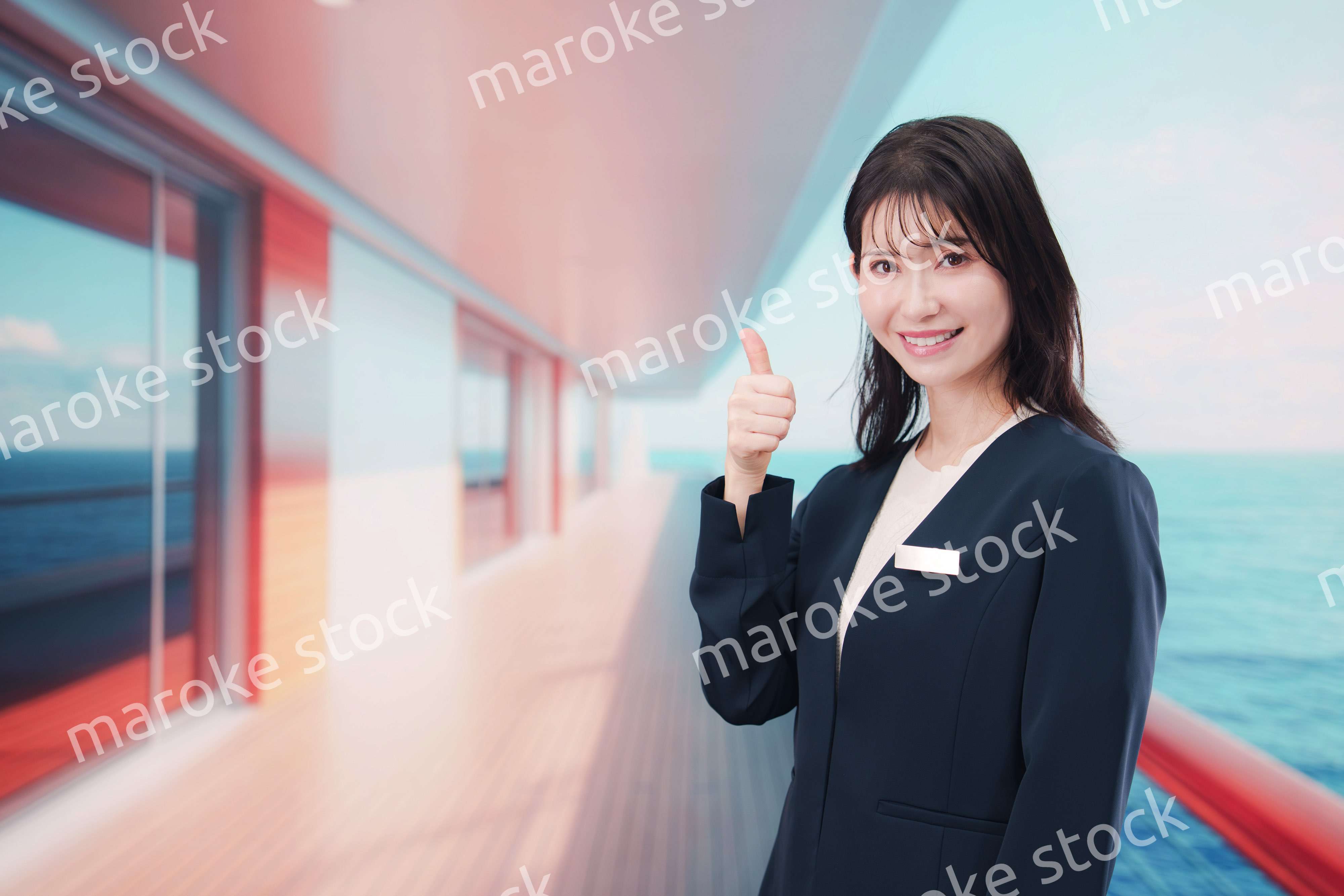 クルーズ船の船内で働く若い女性のクルー