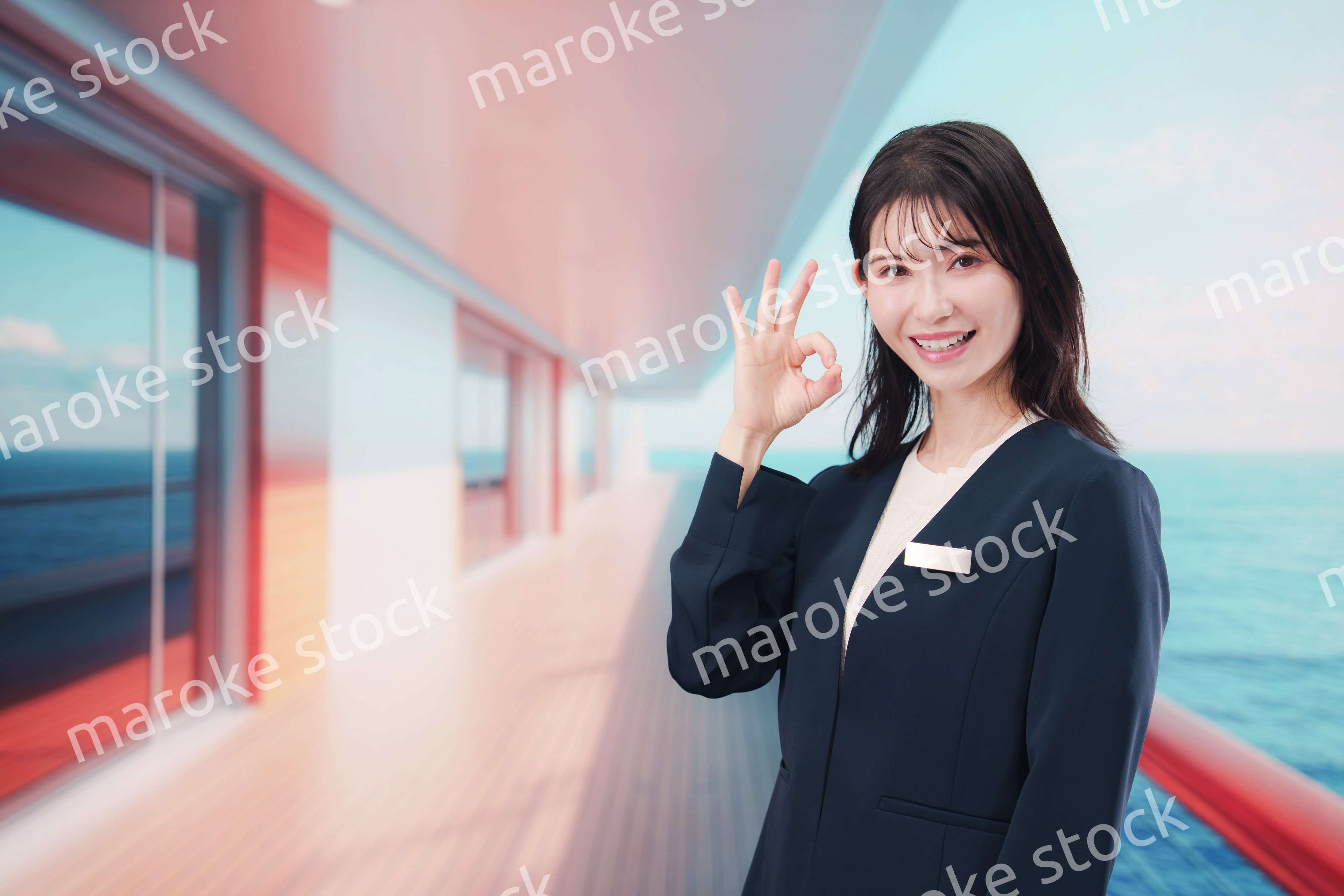 クルーズ船の船内で働く若い女性のクルー