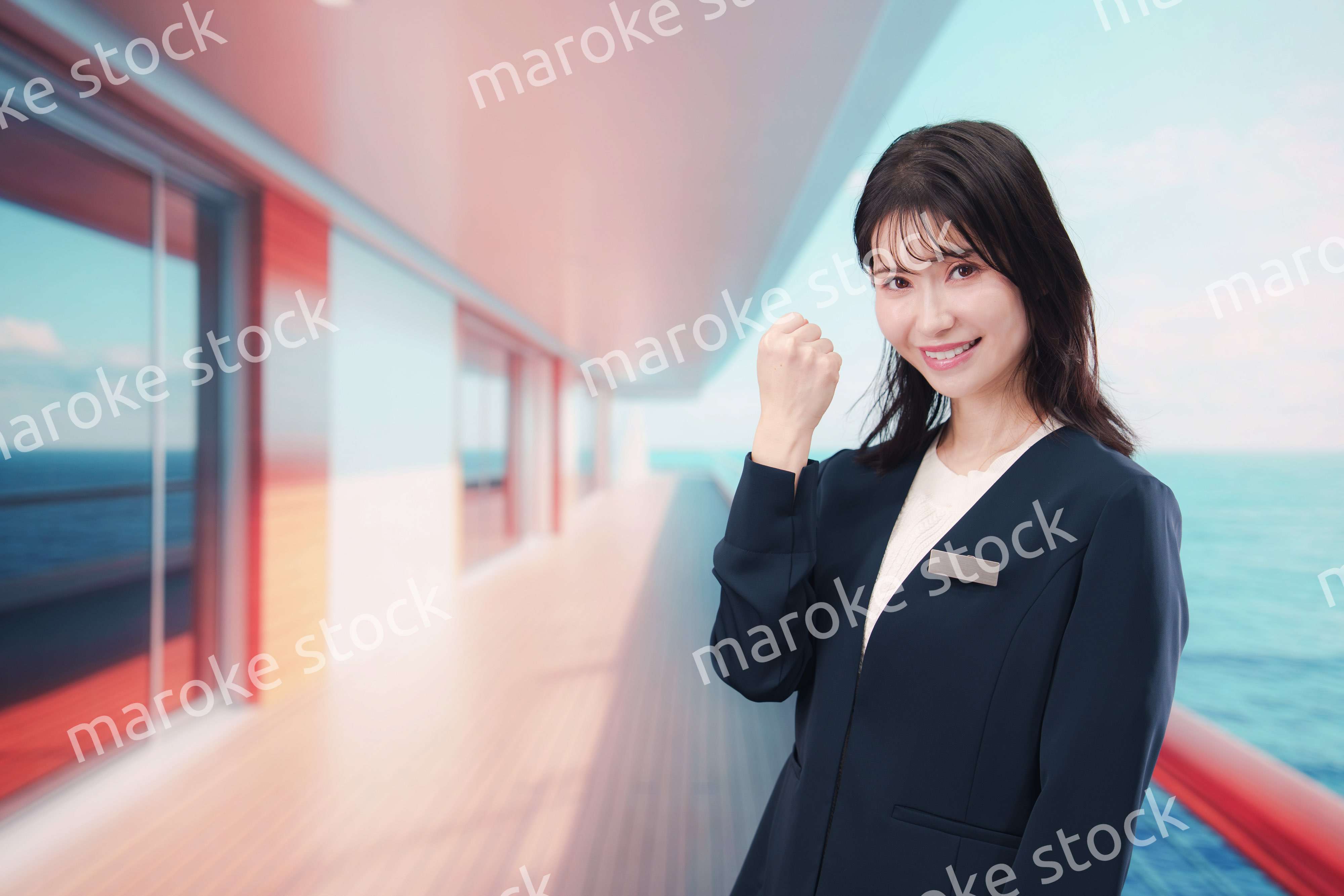 クルーズ船の船内で働く若い女性のクルー