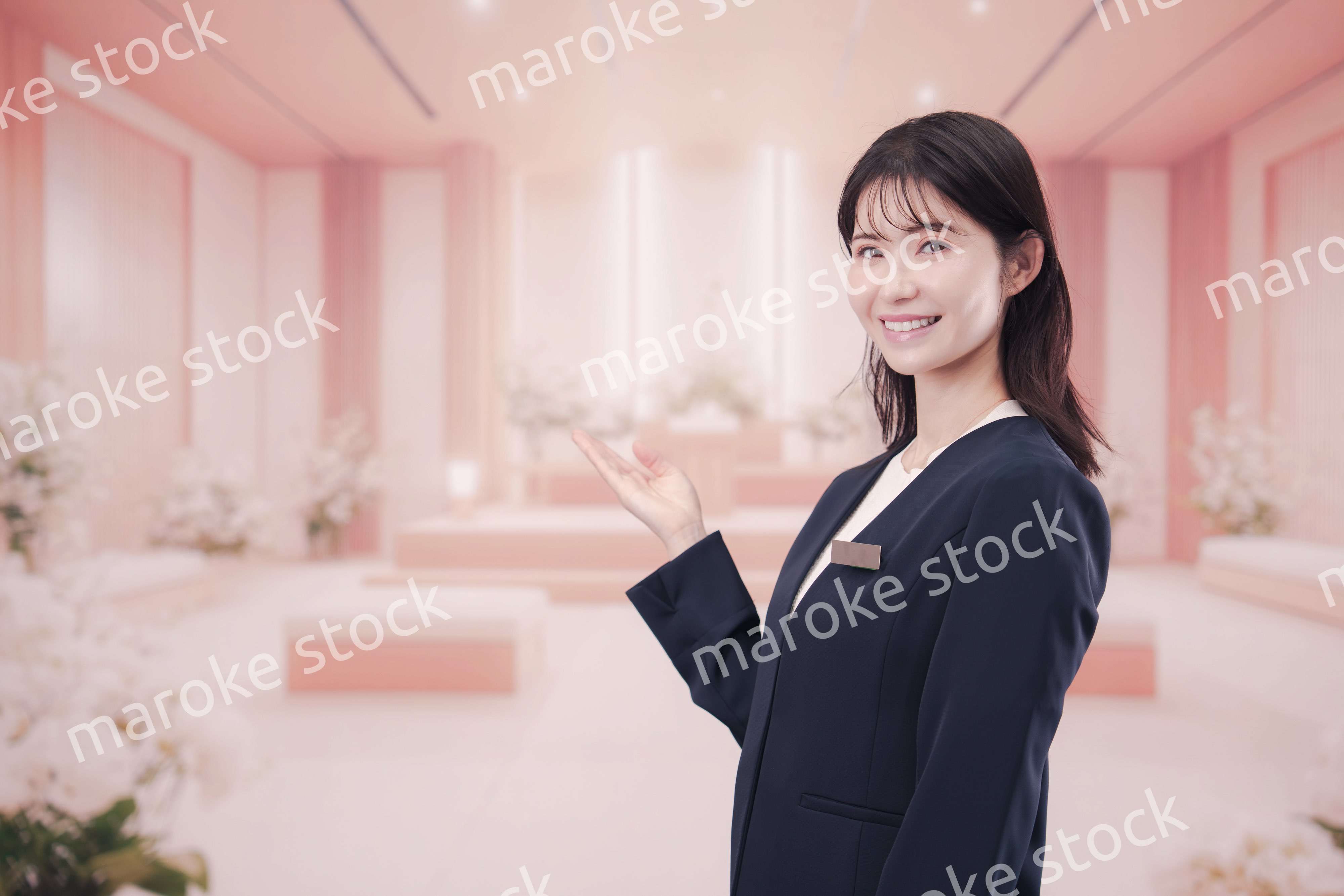 葬儀会社で接客をする若い女性スタッフ
