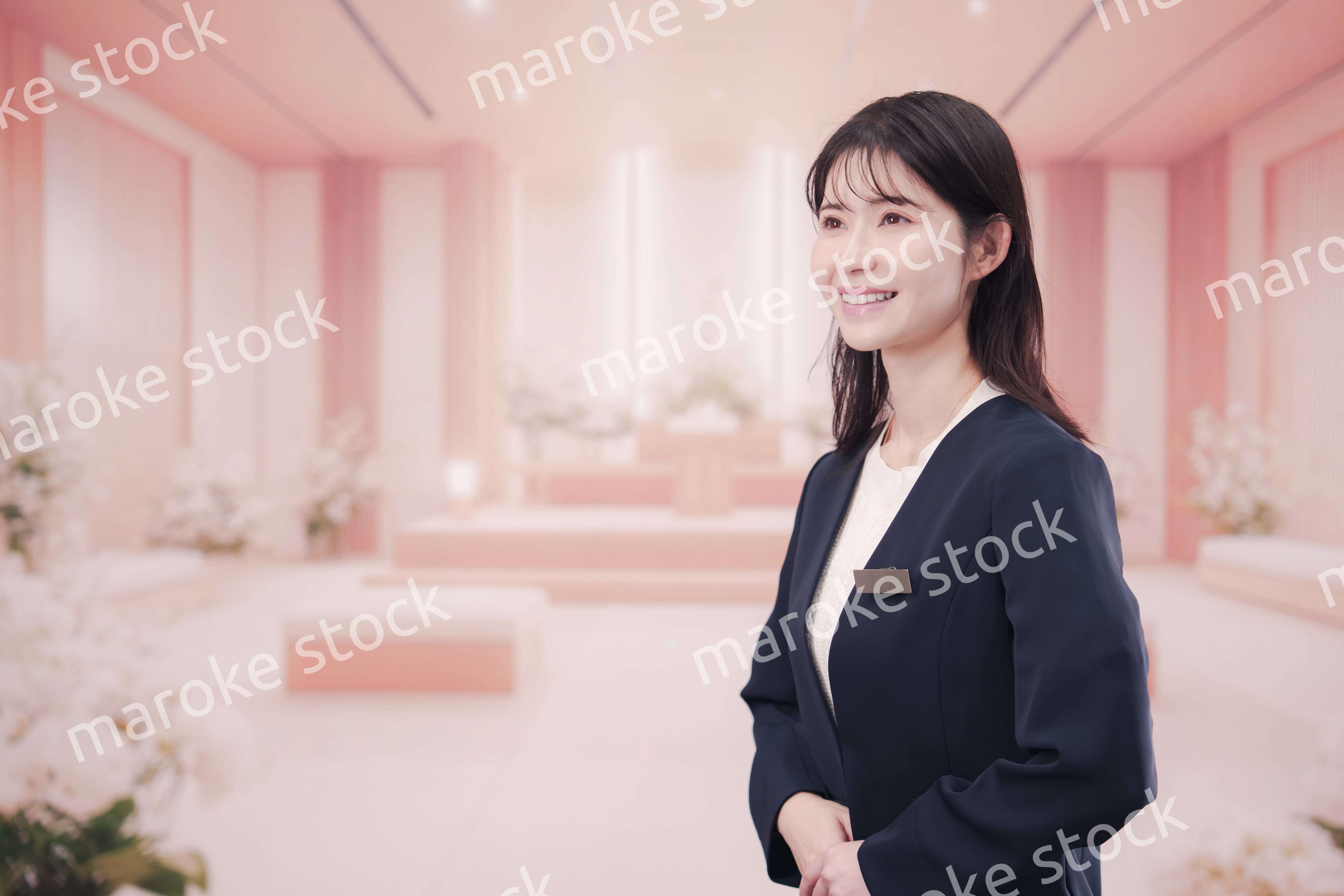 葬儀会社で接客をする若い女性スタッフ