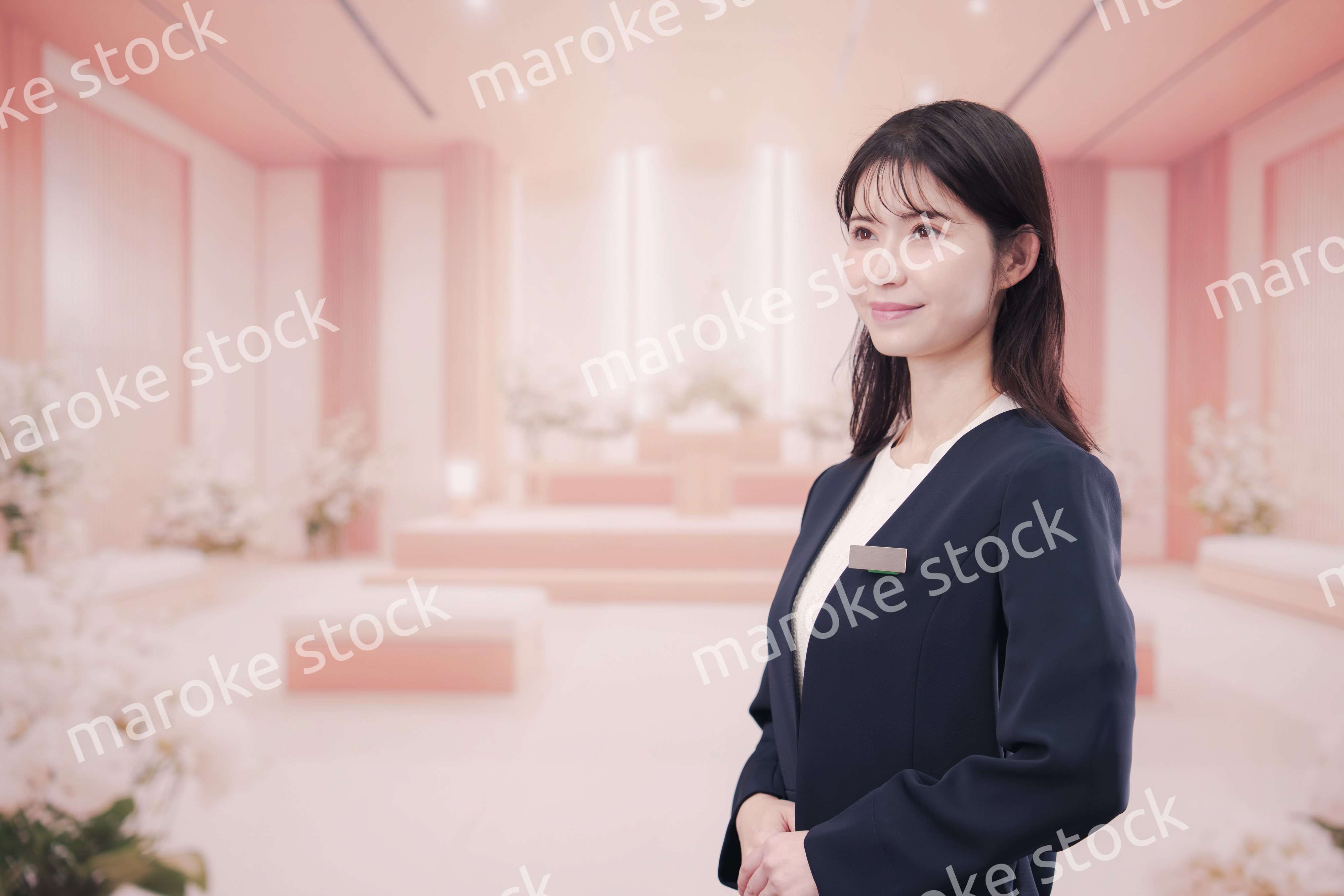 葬儀会社で接客をする若い女性スタッフ