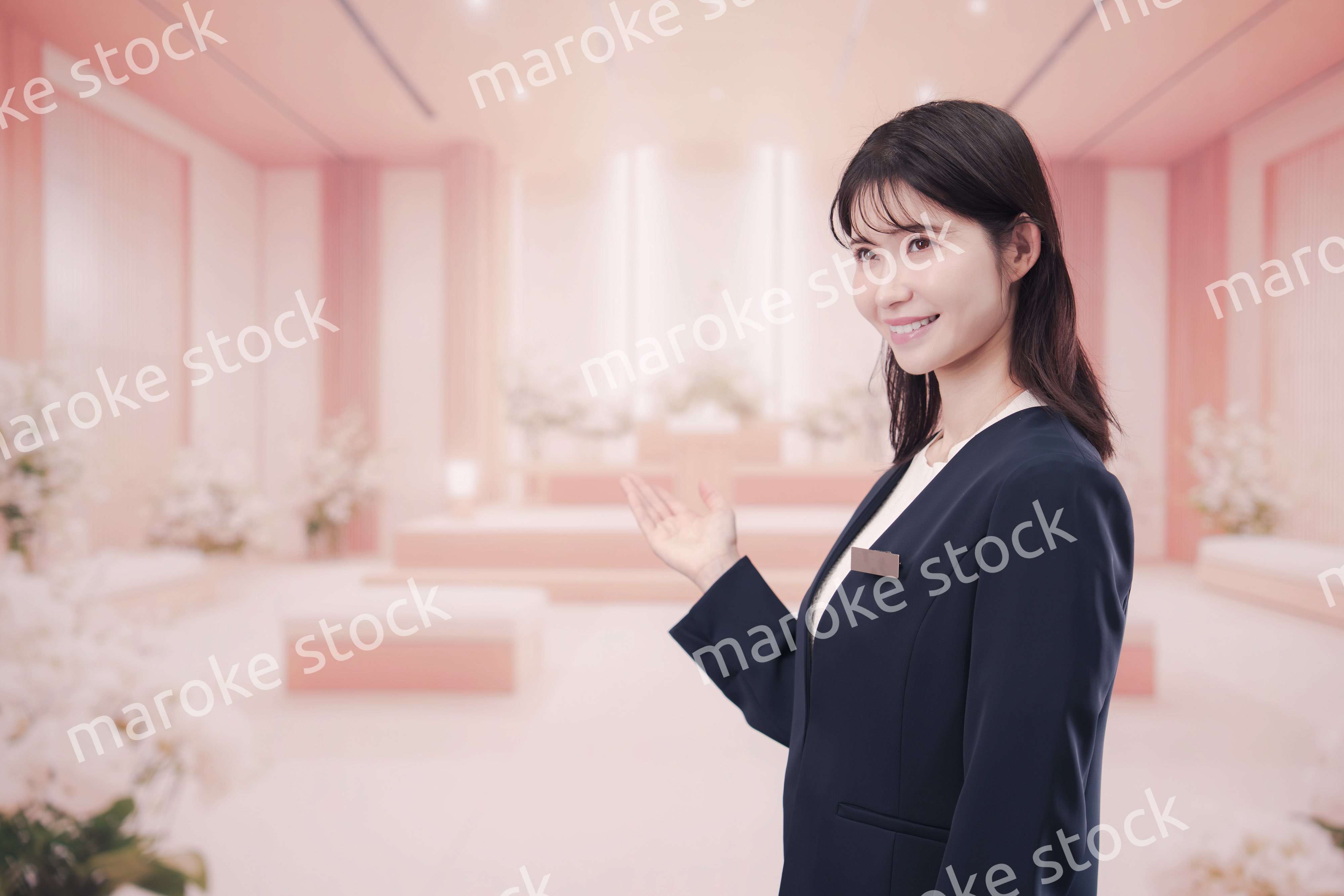 葬儀会社で接客をする若い女性スタッフ