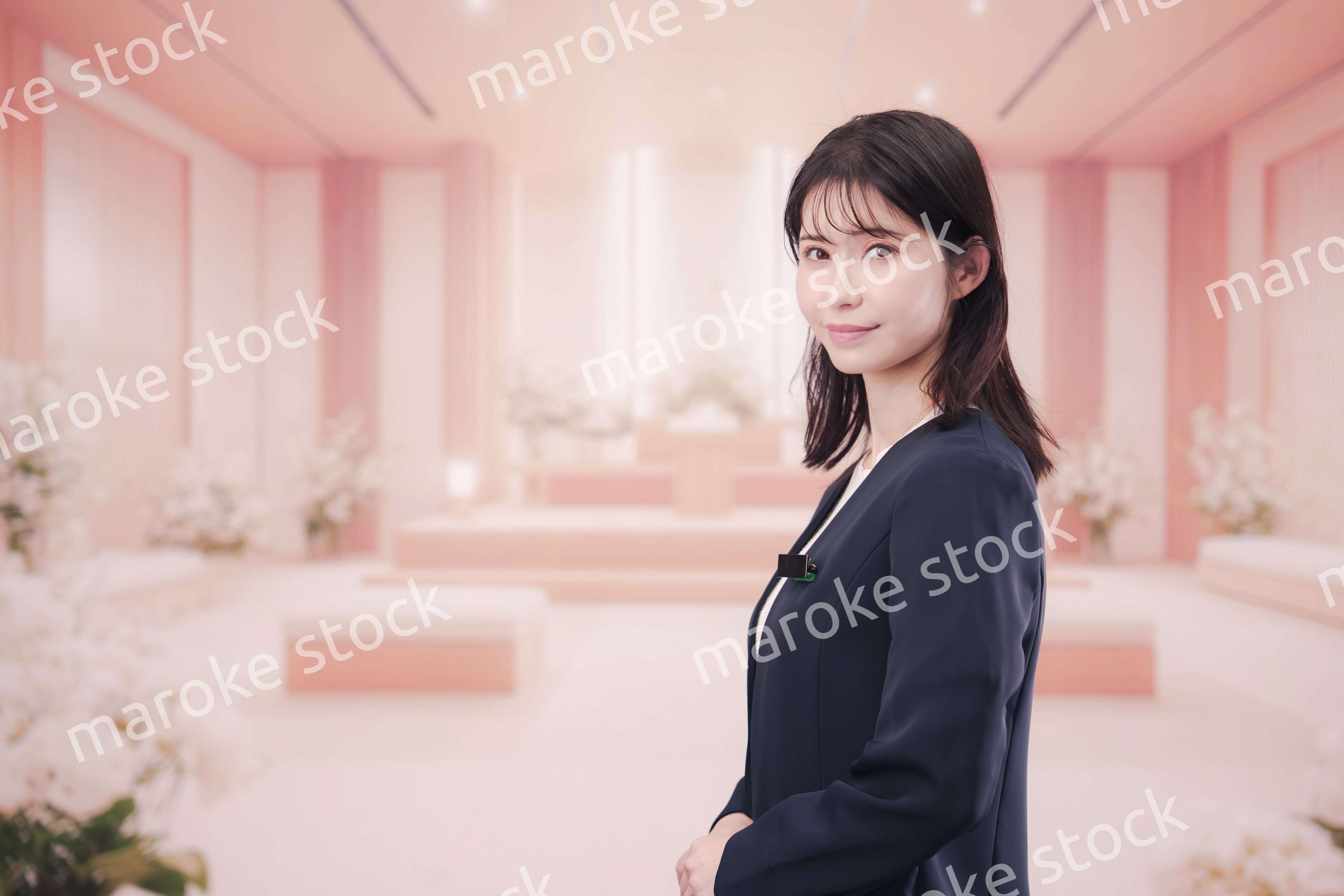 葬儀会社で接客をする若い女性スタッフ