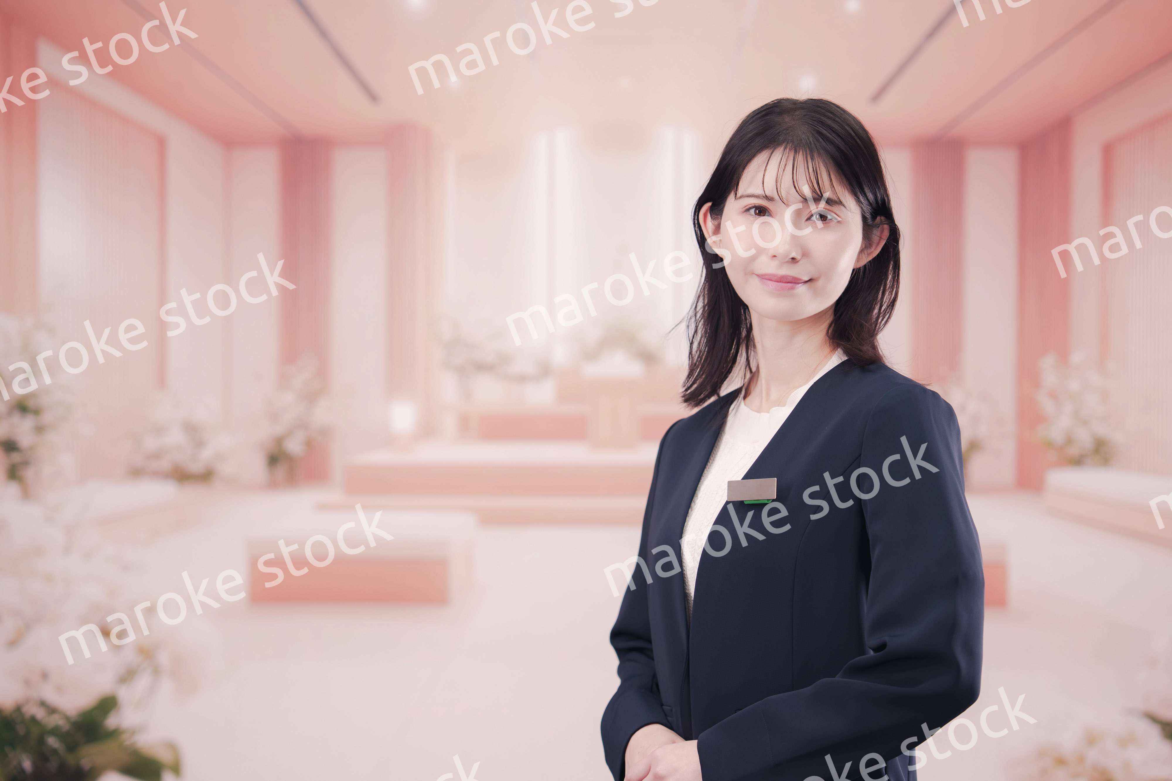 葬儀会社で接客をする若い女性スタッフ