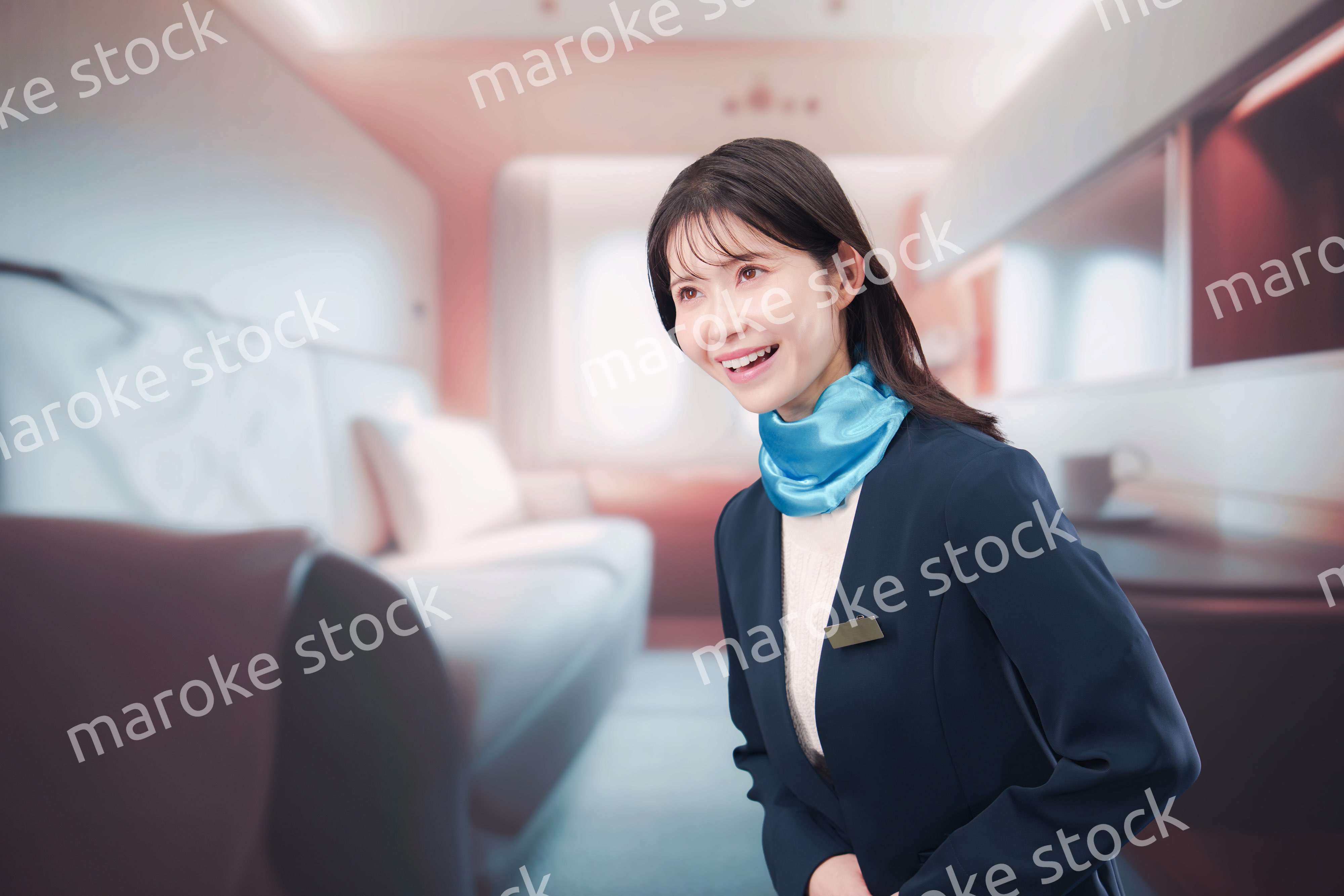 飛行機のファーストクラスを担当するキャビンアテンダント