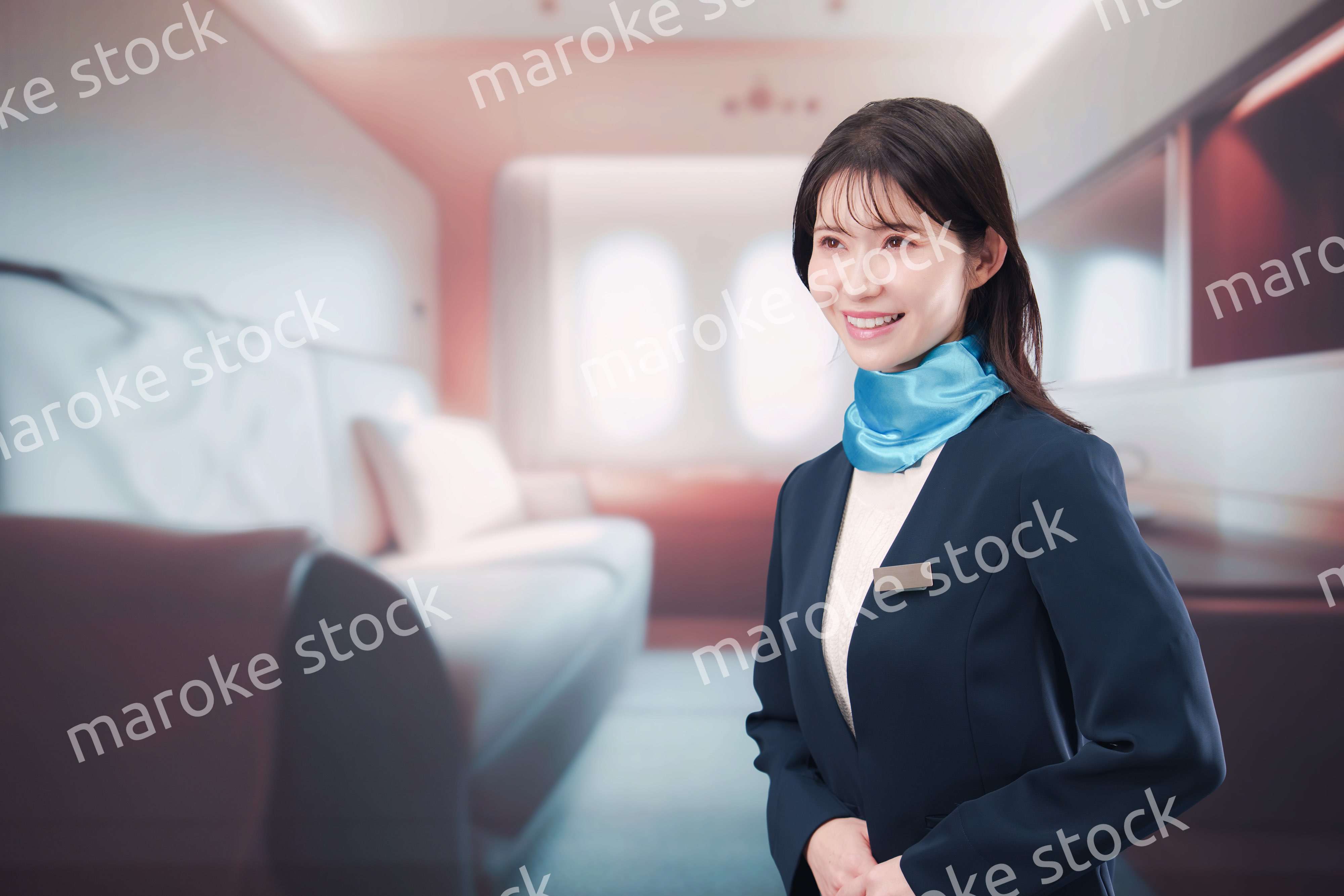 飛行機のファーストクラスを担当するキャビンアテンダント