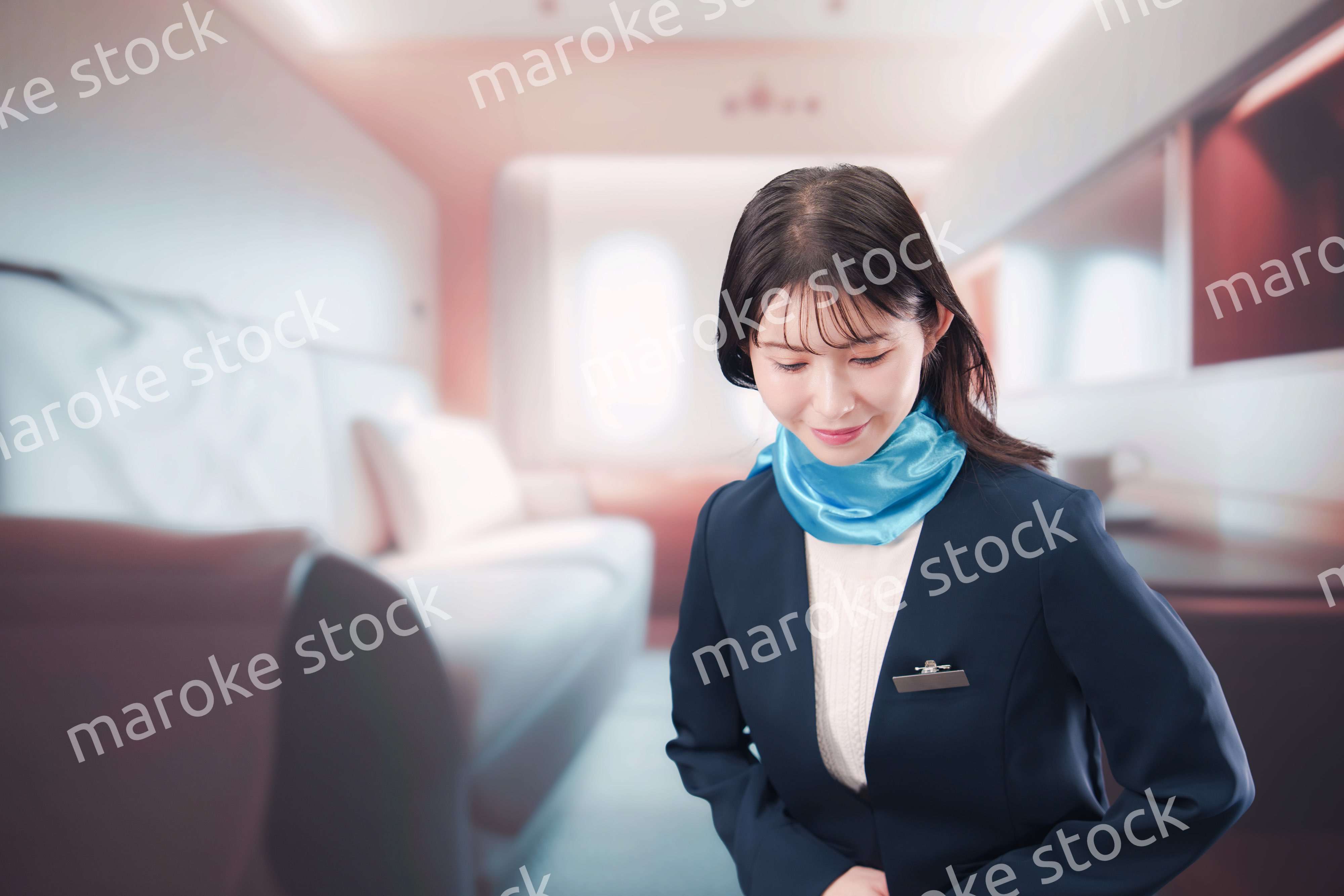 飛行機のファーストクラスを担当するキャビンアテンダント