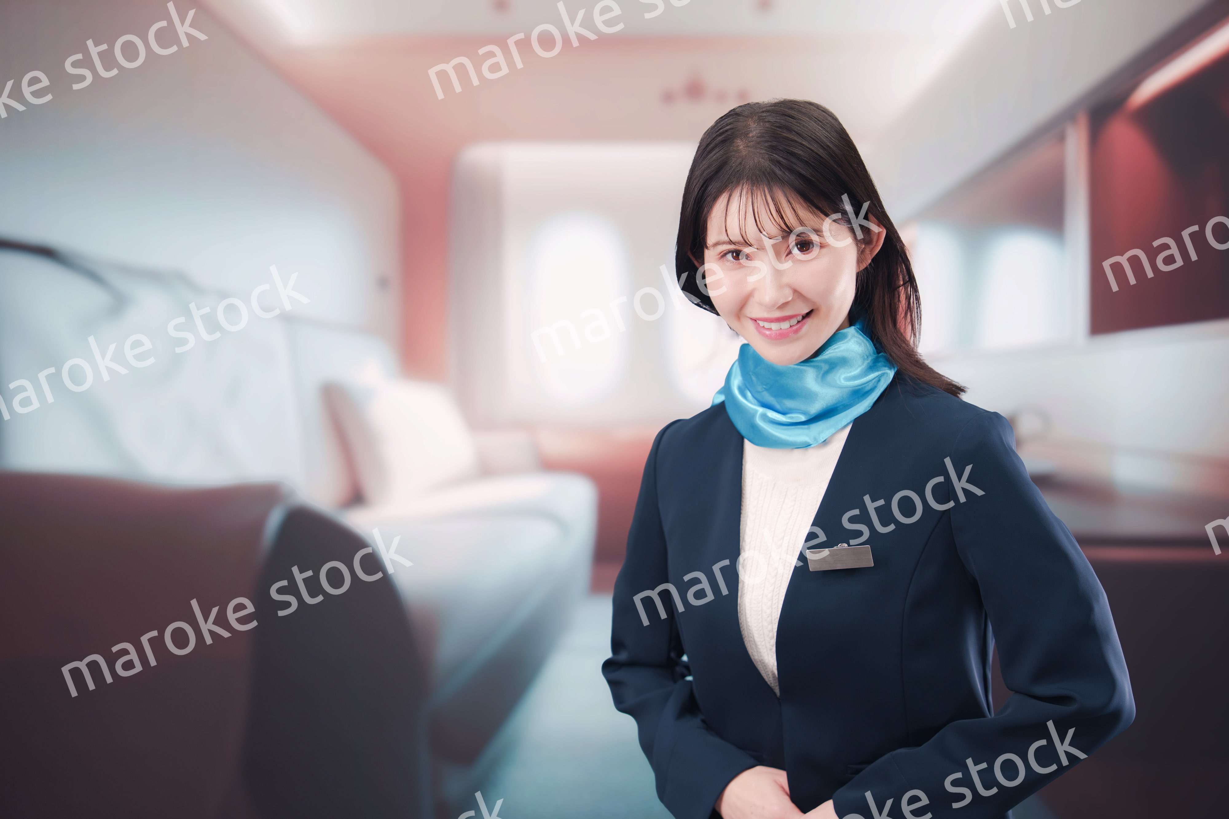 飛行機のファーストクラスを担当するキャビンアテンダント