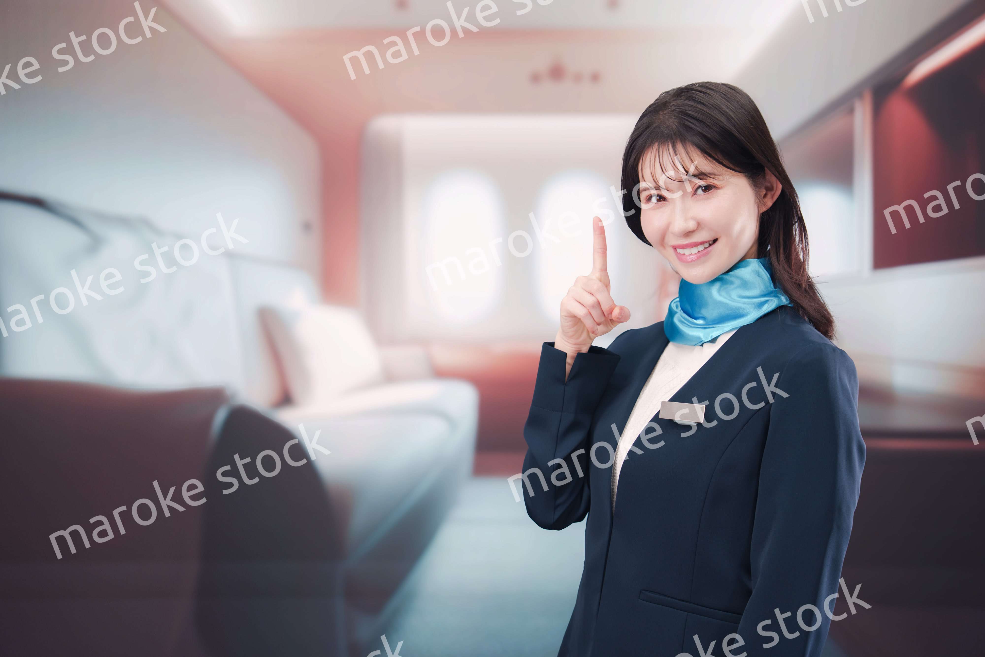 飛行機のファーストクラスを担当するキャビンアテンダント