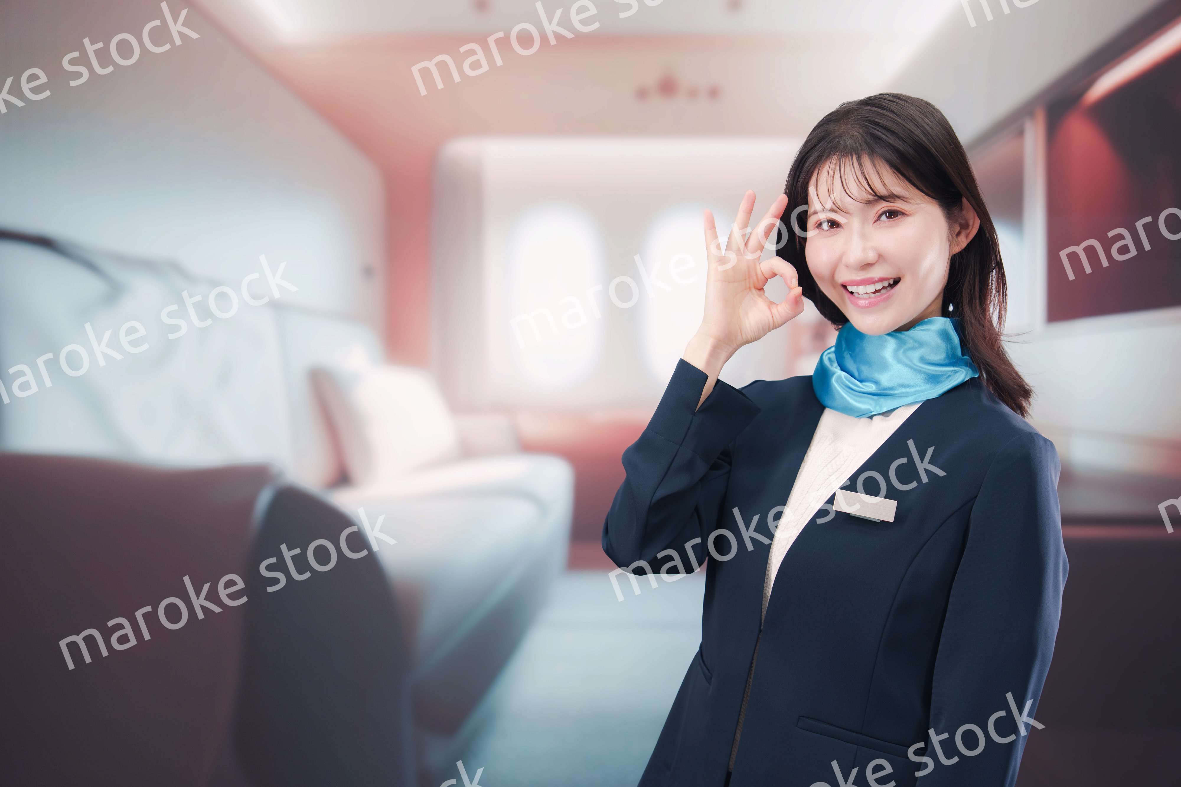 飛行機のファーストクラスを担当するキャビンアテンダント