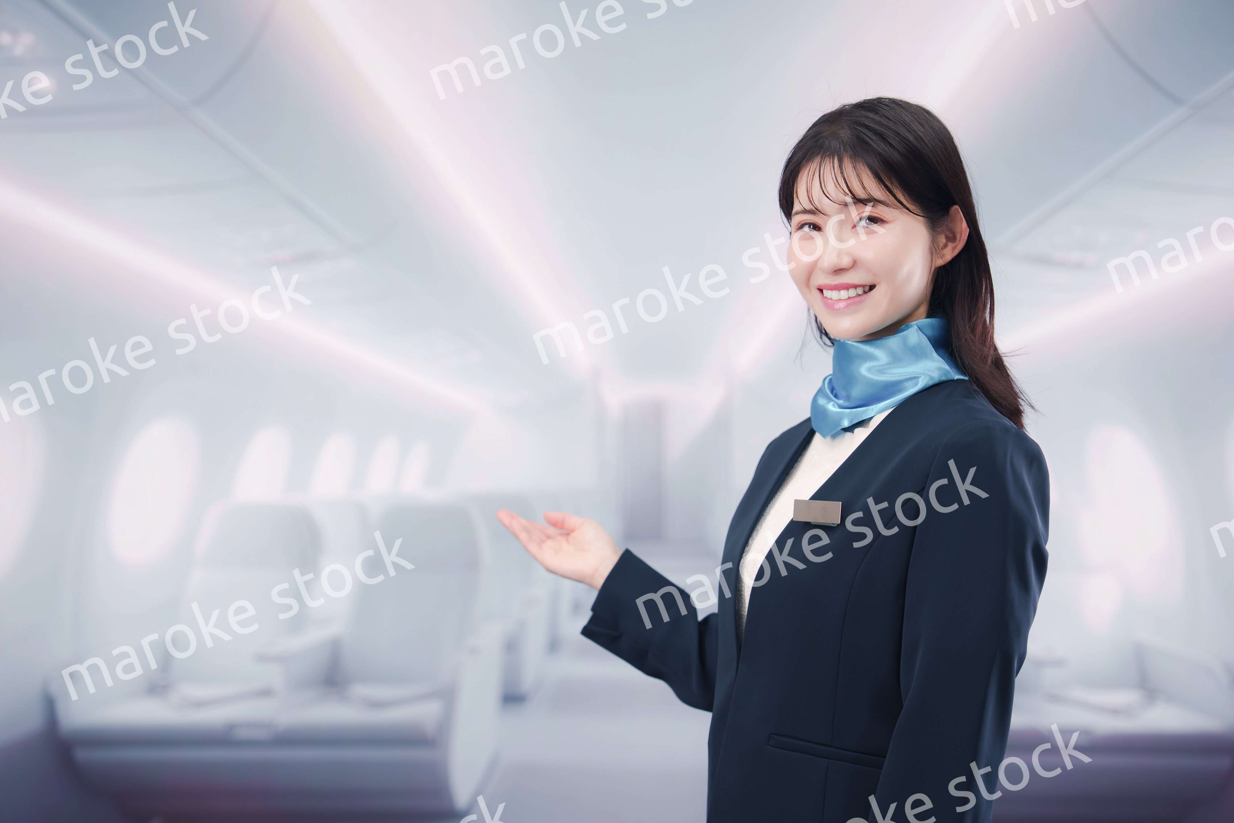 笑顔でお客様を迎えるキャビンアテンダント