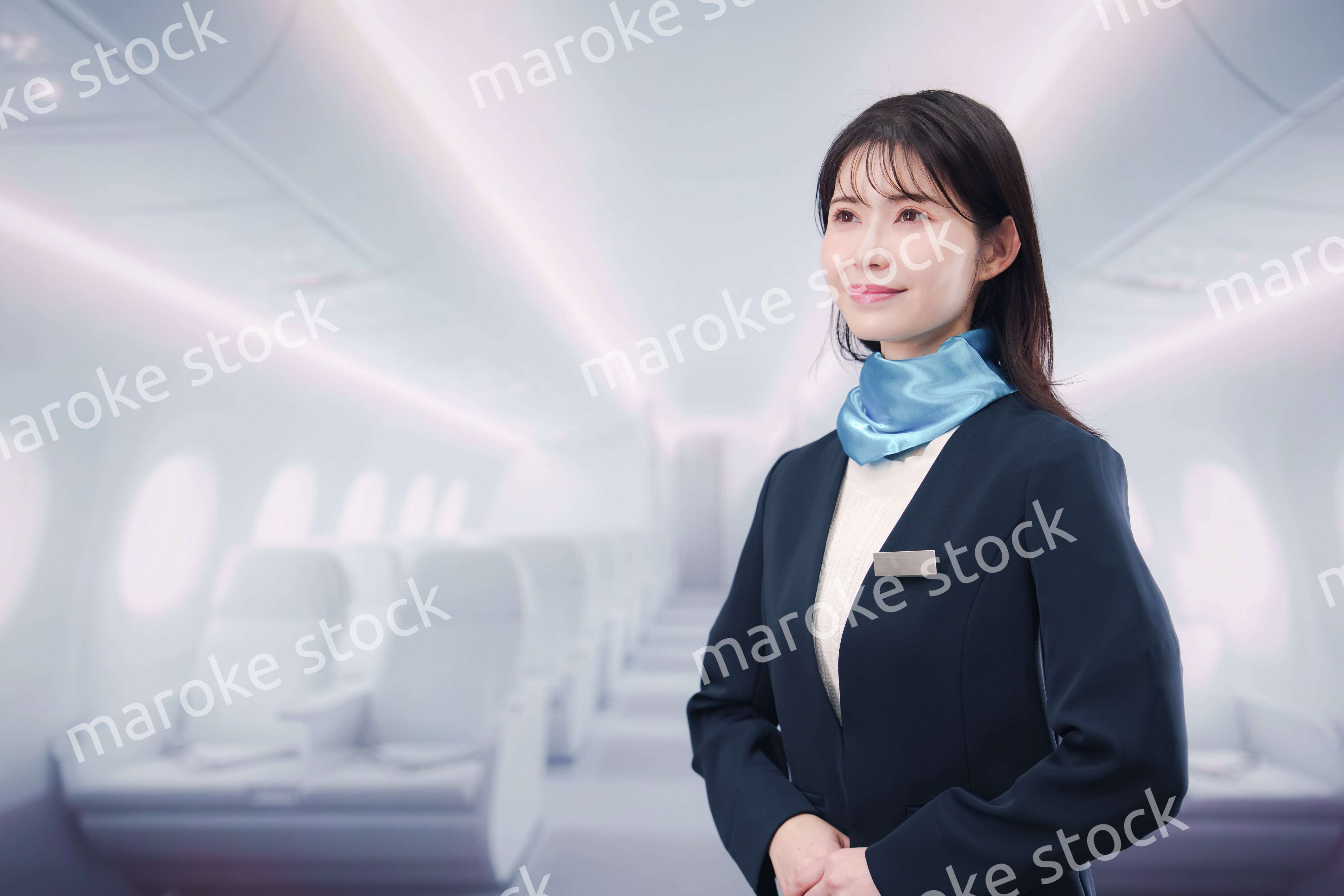 笑顔でお客様を迎えるキャビンアテンダント