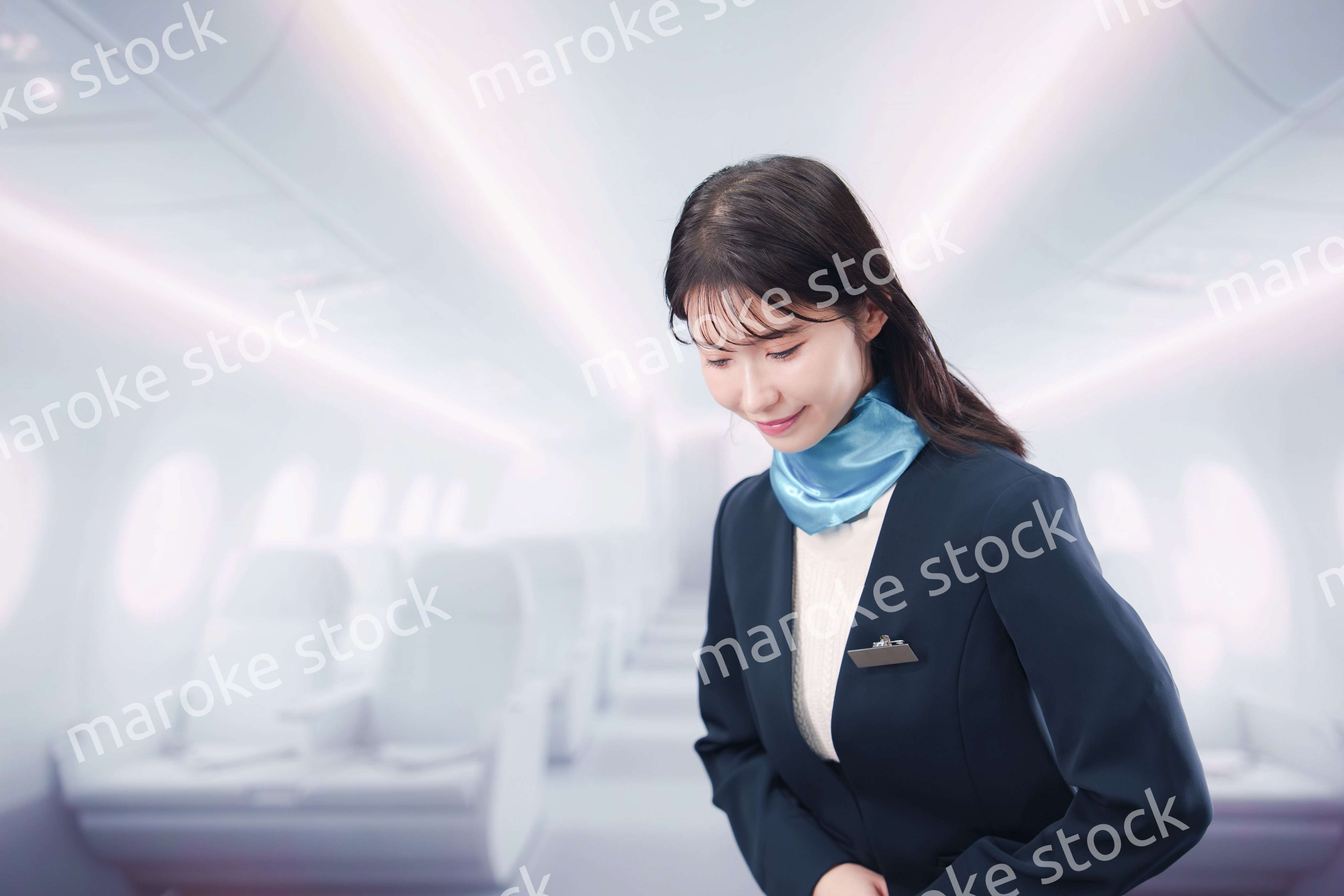 笑顔でお客様を迎えるキャビンアテンダント