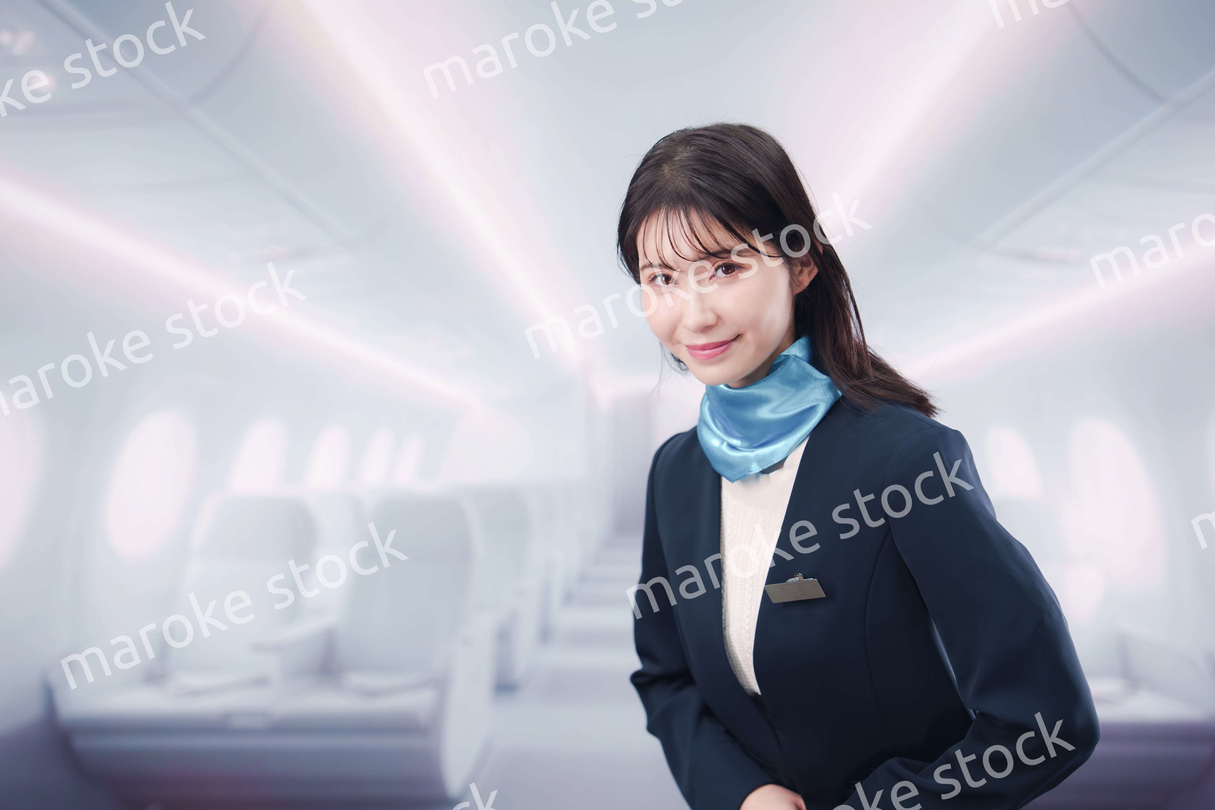 笑顔でお客様を迎えるキャビンアテンダント