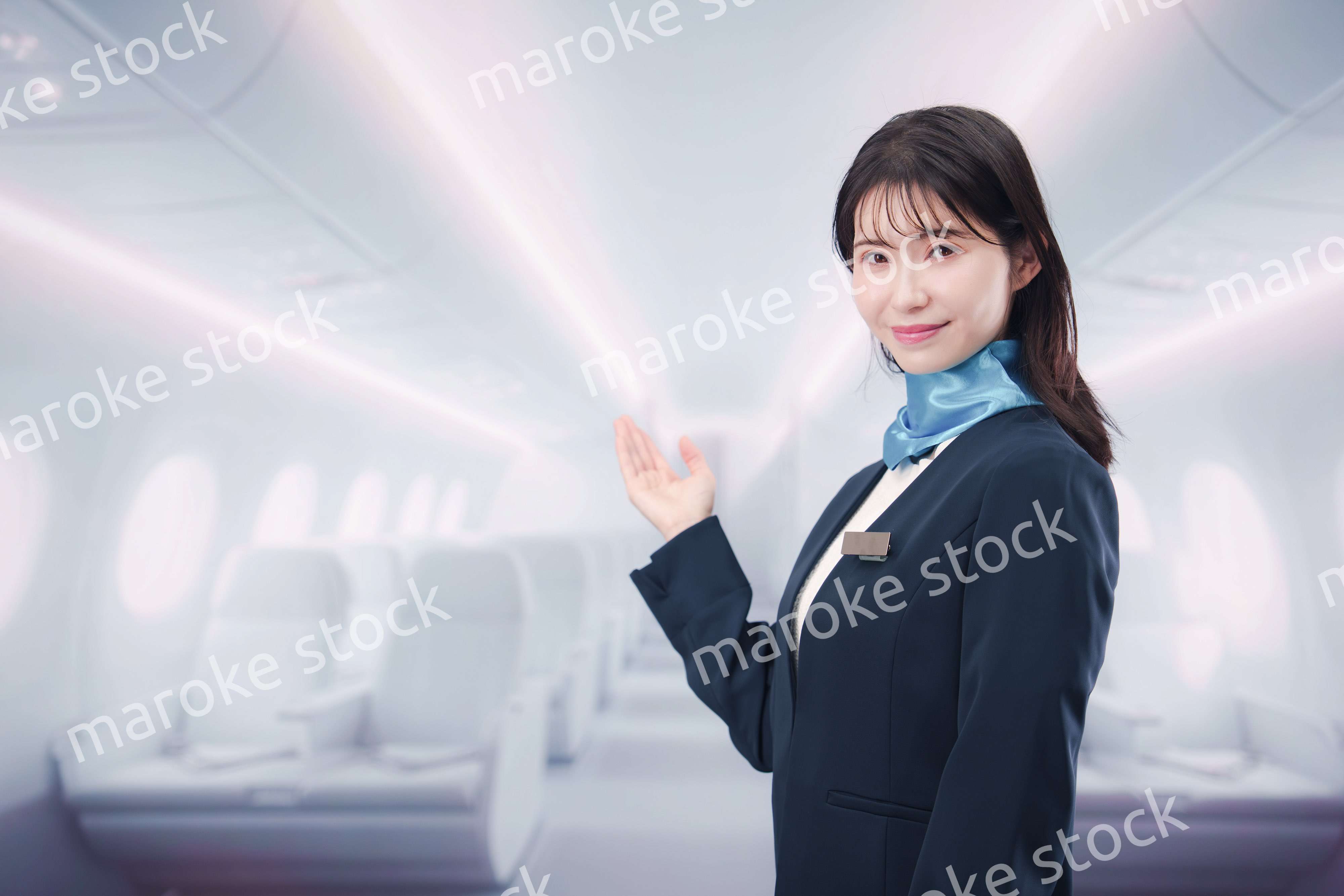 笑顔でお客様を迎えるキャビンアテンダント