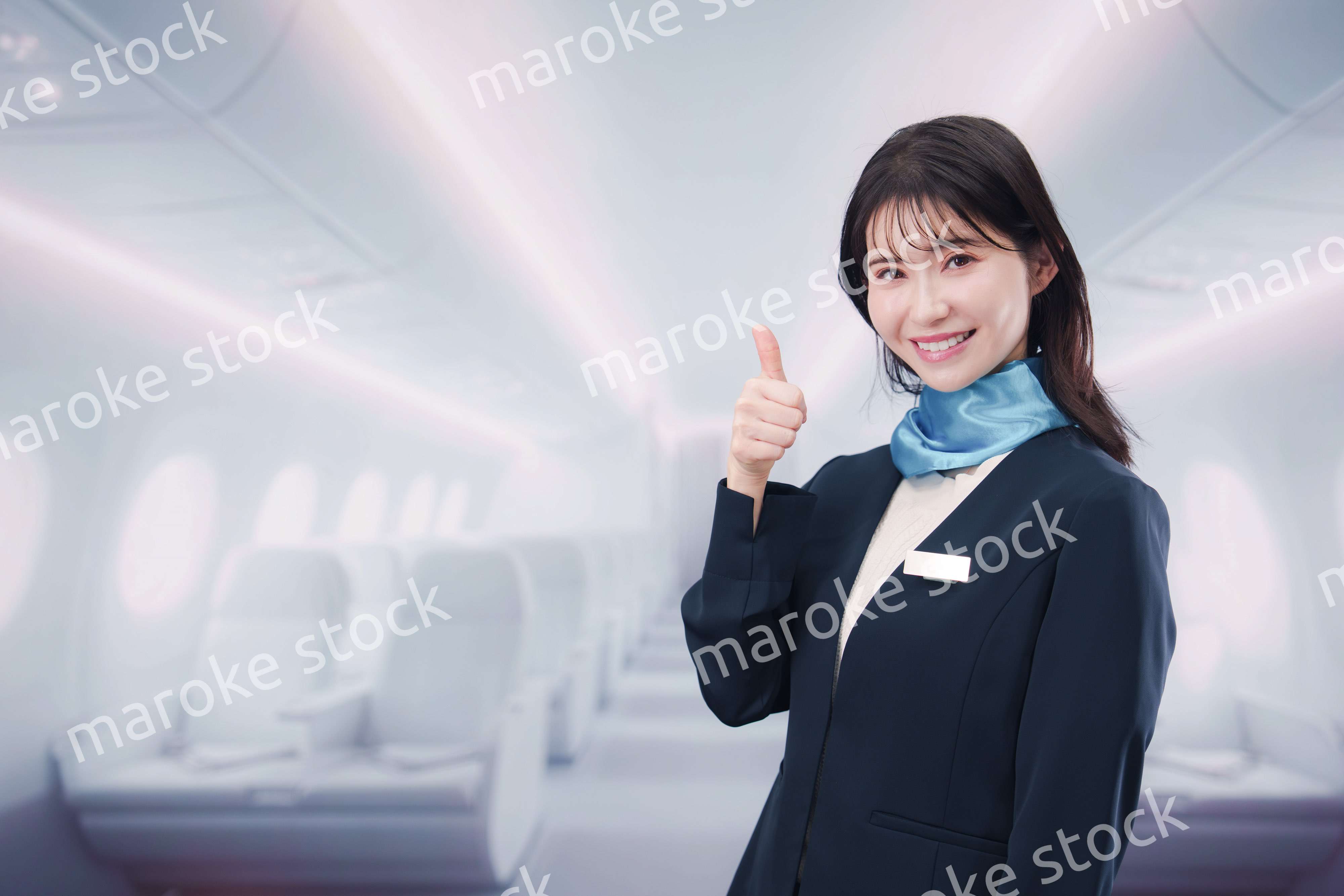 笑顔でお客様を迎えるキャビンアテンダント