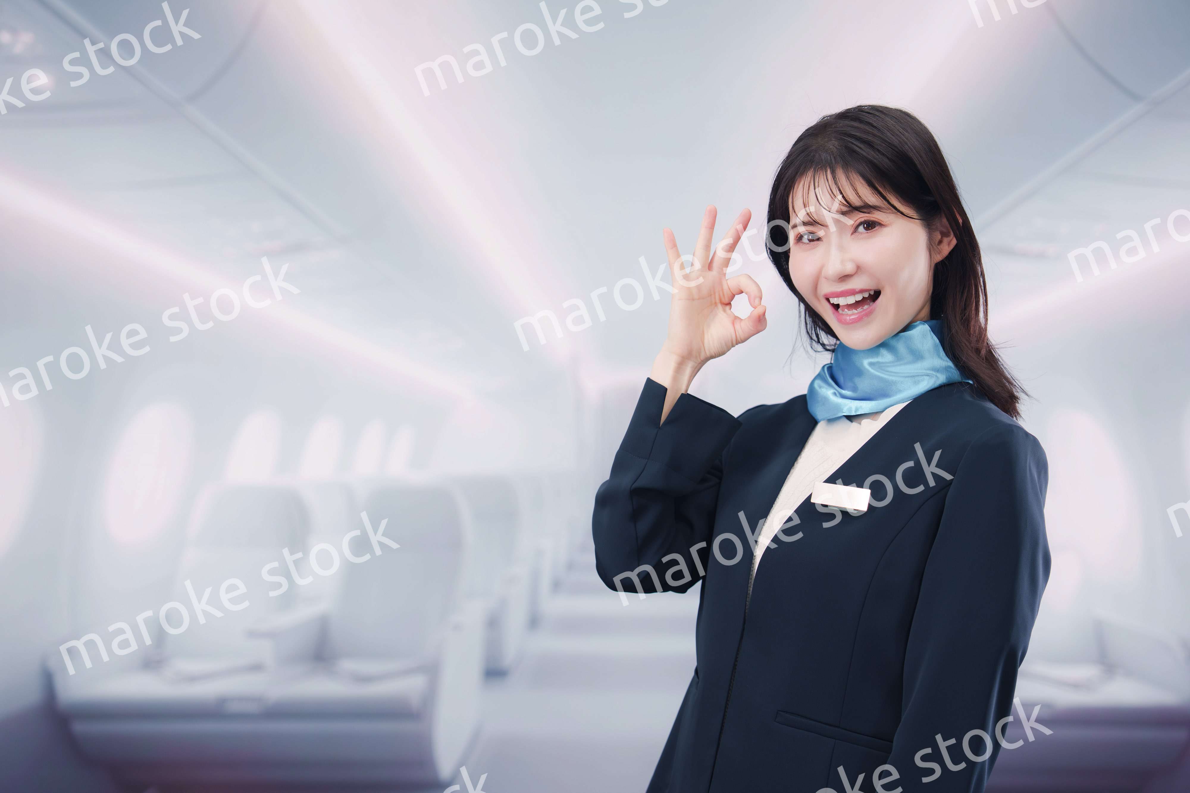 笑顔でお客様を迎えるキャビンアテンダント