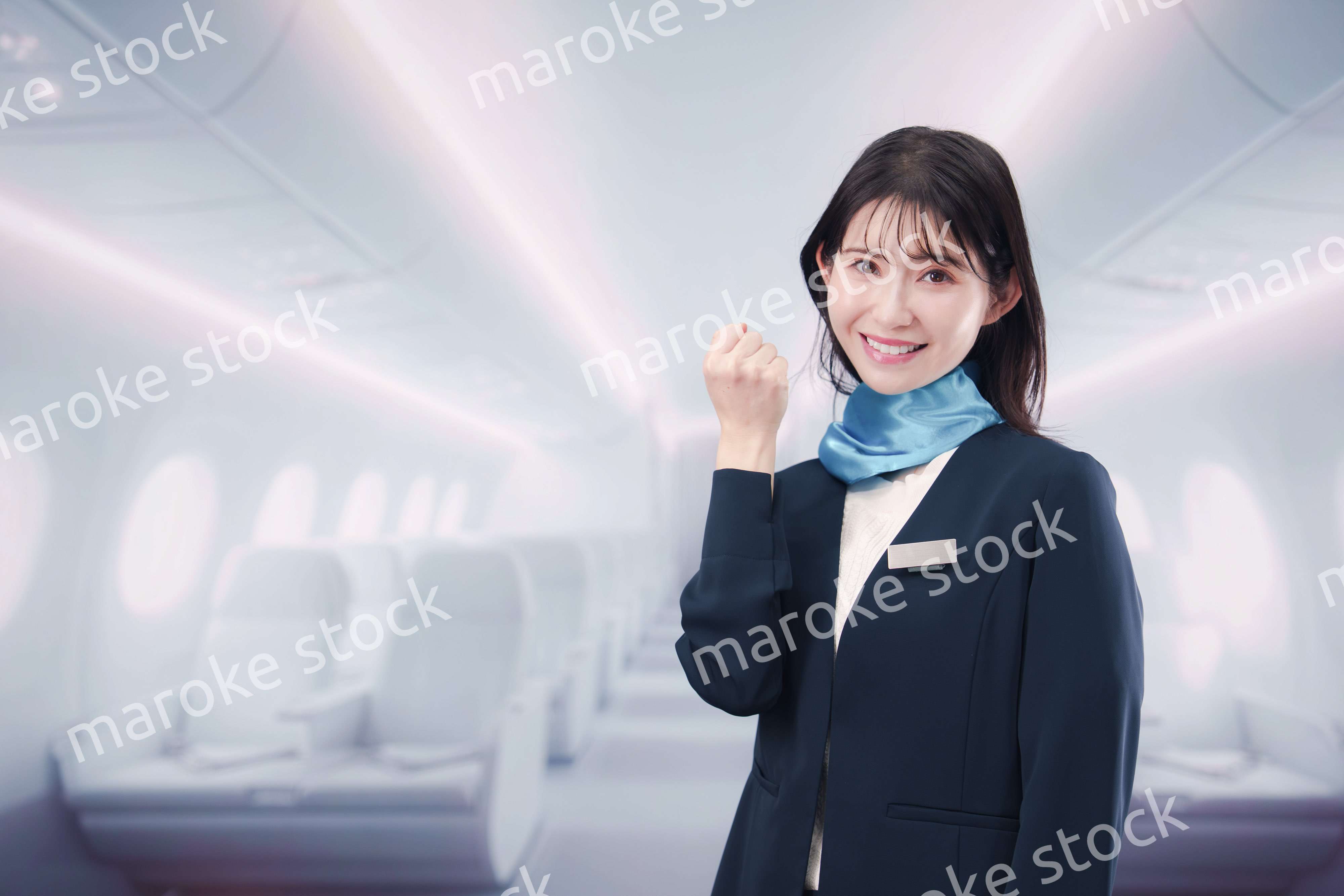 笑顔でお客様を迎えるキャビンアテンダント