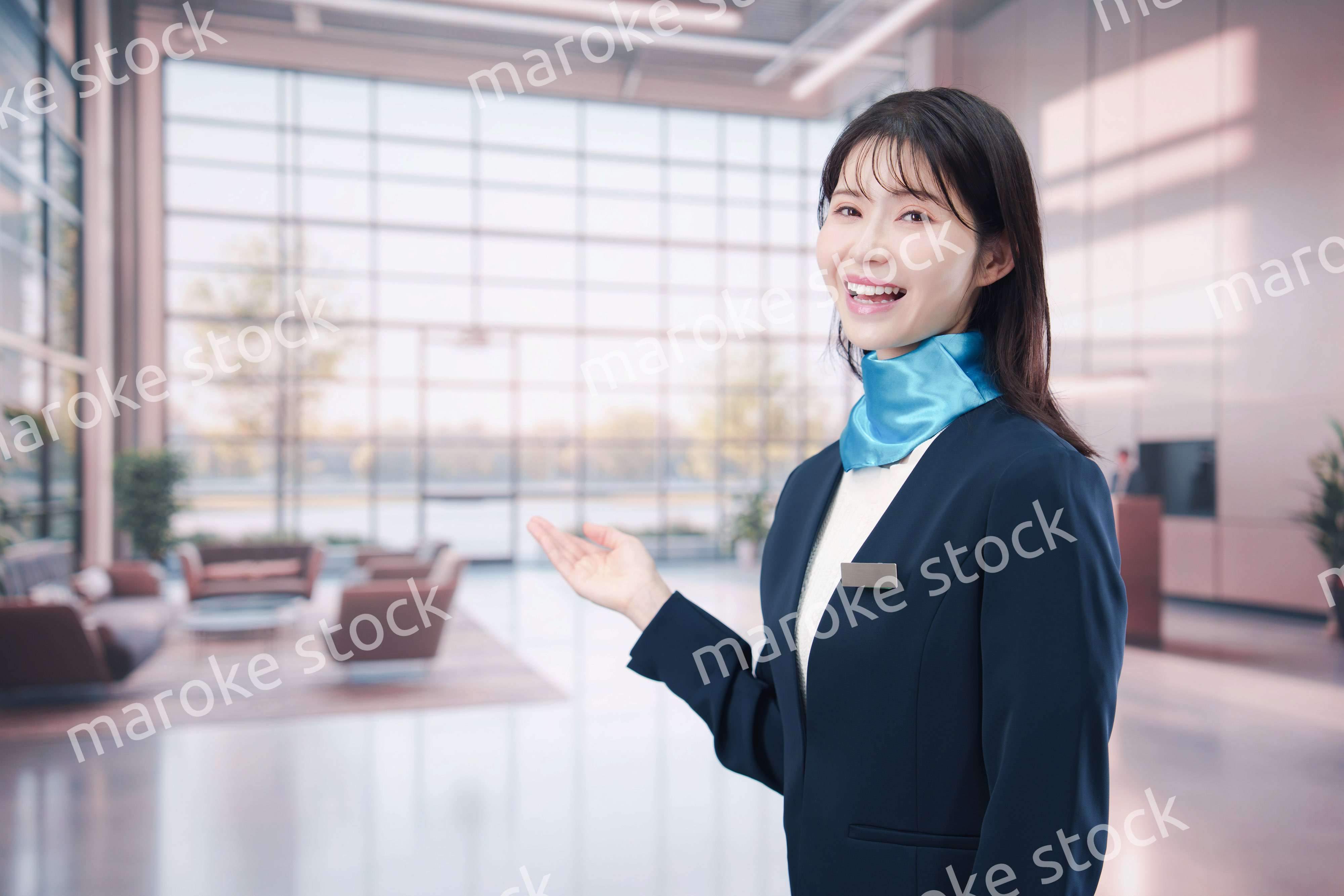 笑顔でご案内をする空港スタッフ